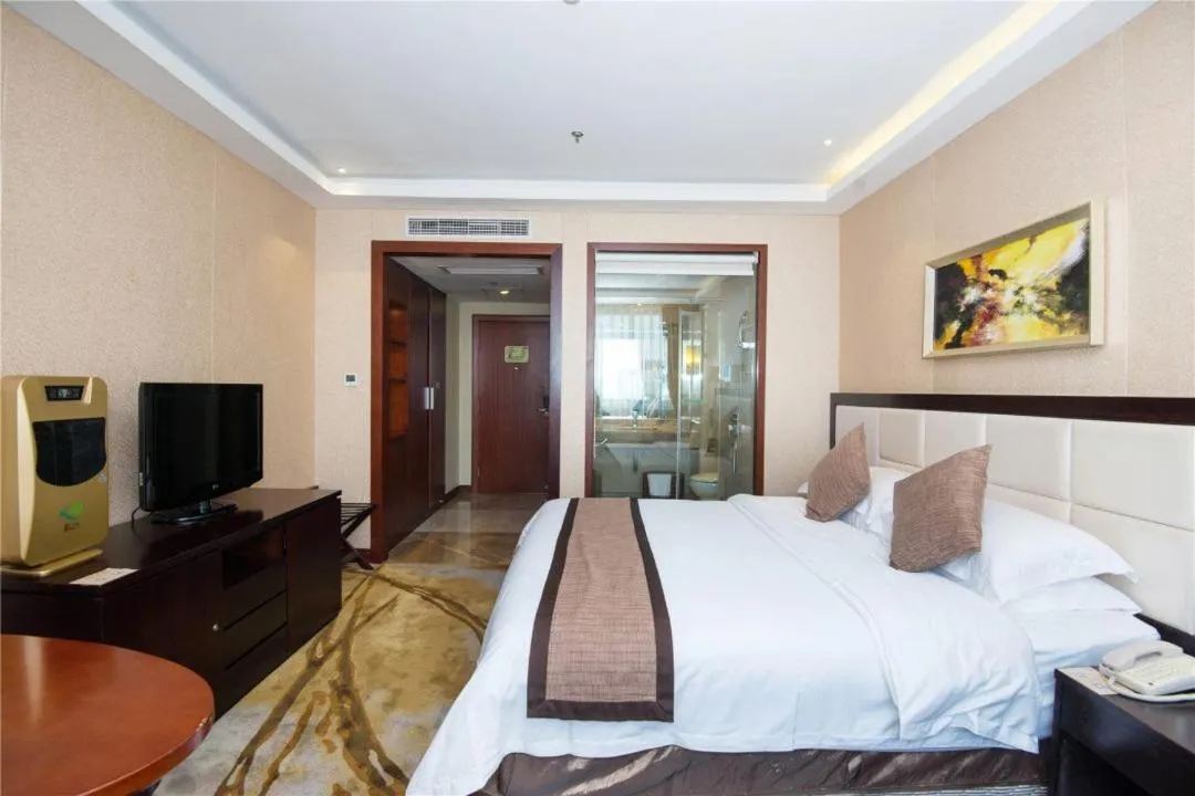 Bed in Vienna International Hotel - Shanghai World Expo Garden