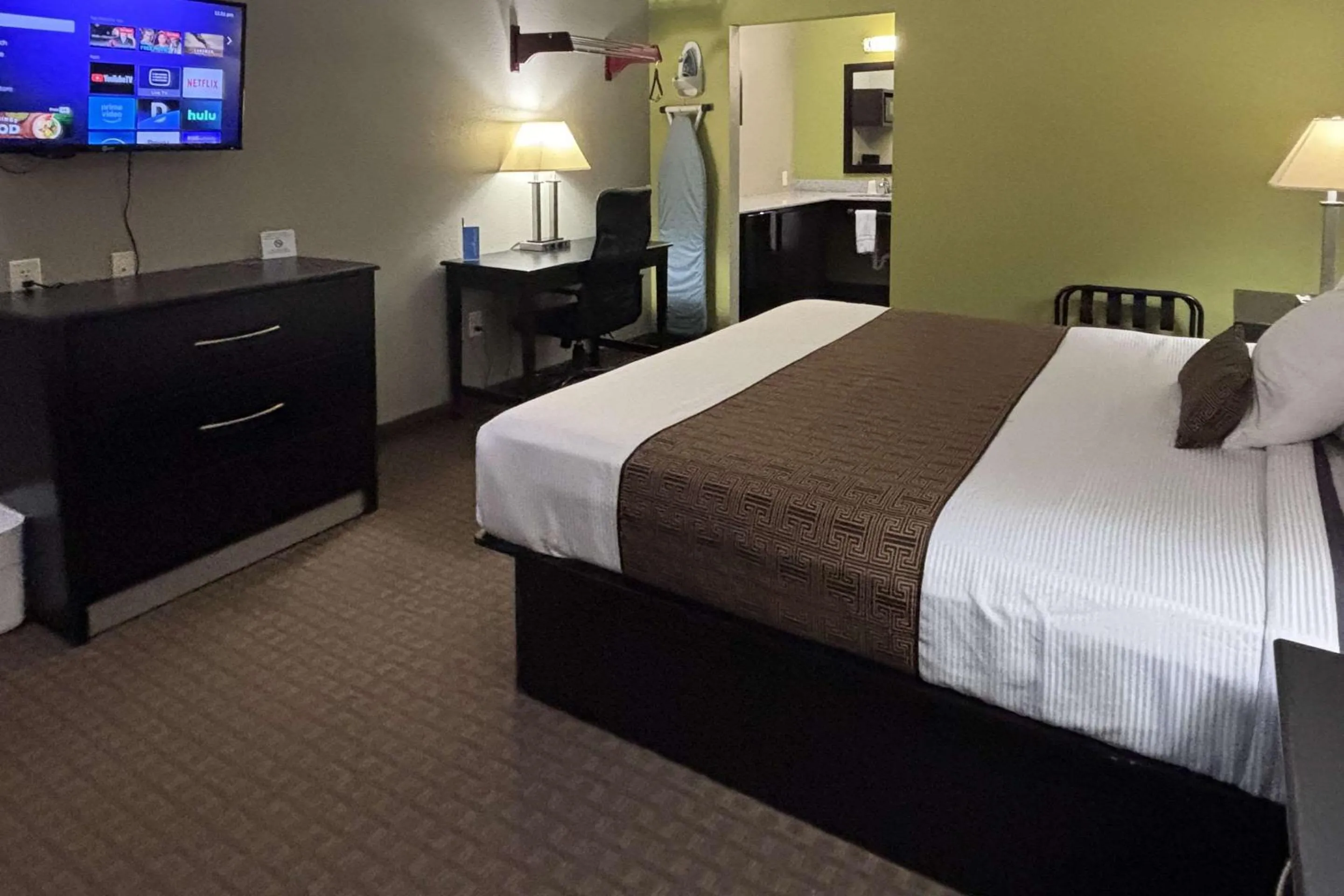 Bedroom, Bed in Rodeway Inn