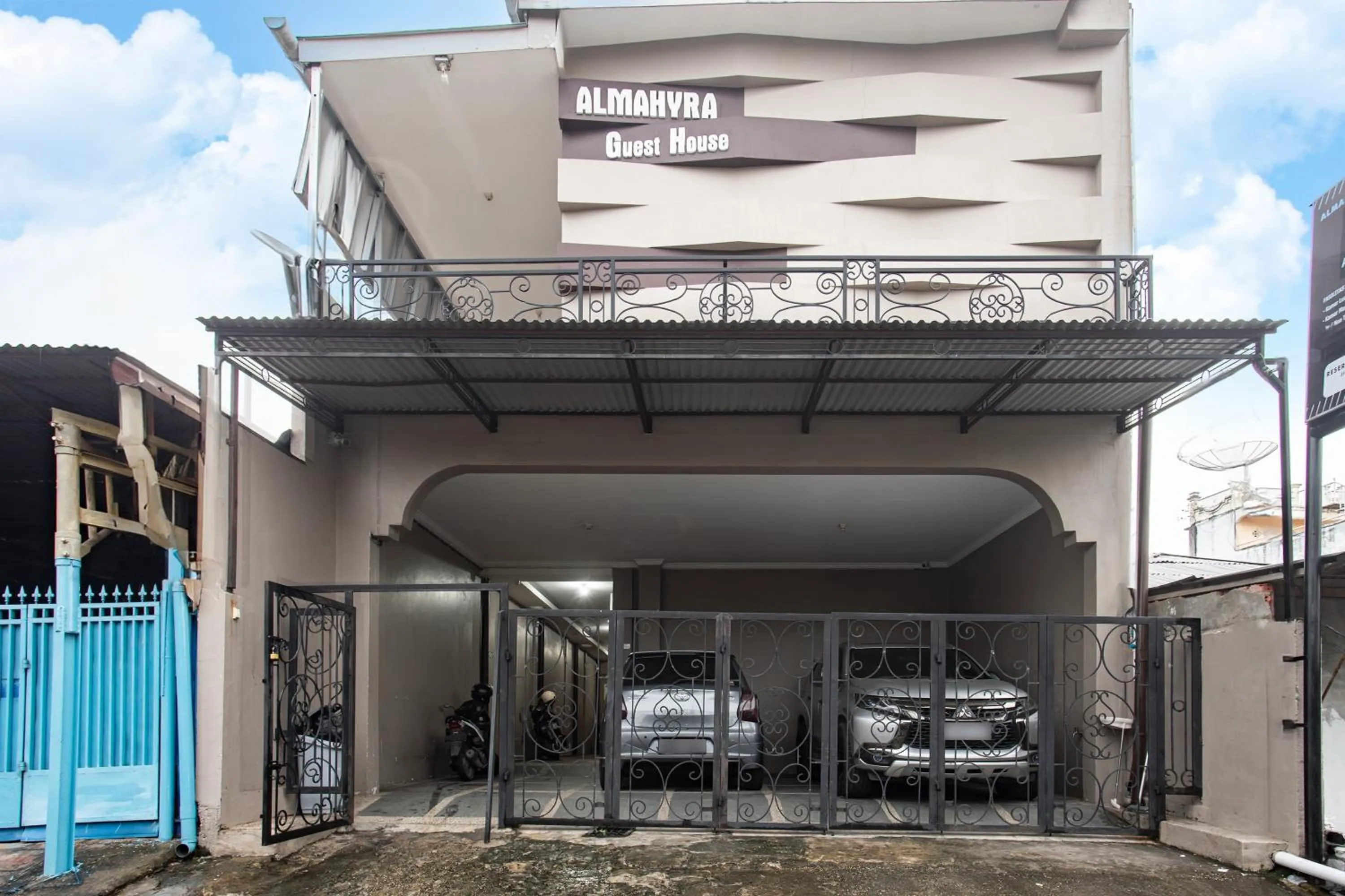 Facade/entrance in Hotel O Almahyra Guest House Syariah