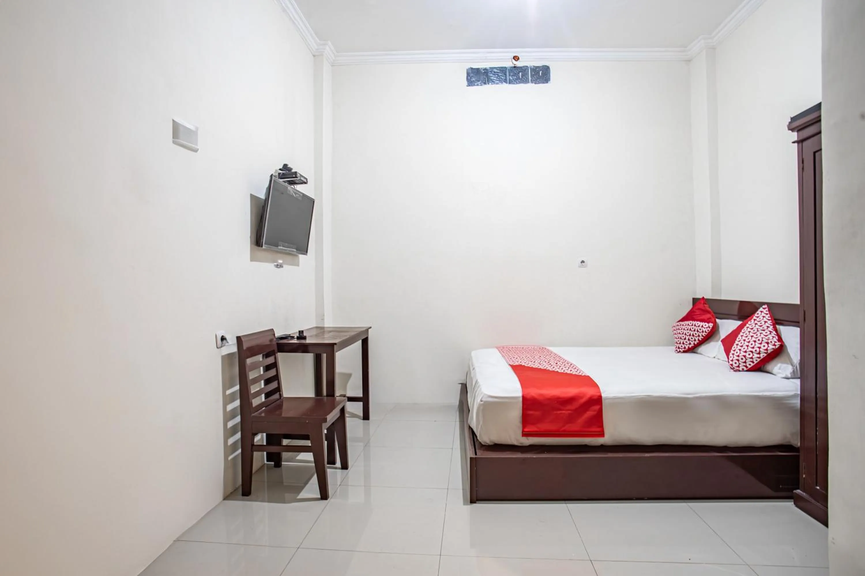 Bedroom in Hotel O Almahyra Guest House Syariah