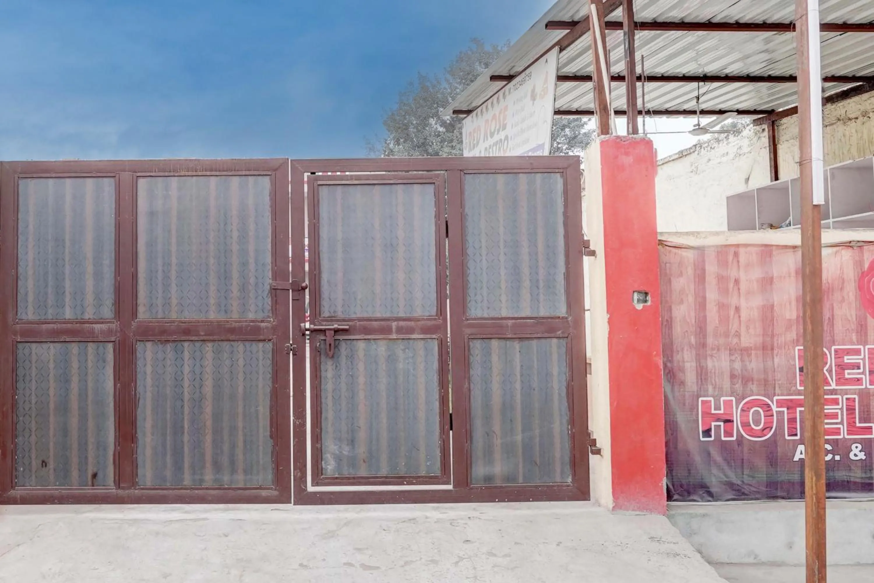 Facade/entrance in Hotel O RED ROSE HOTEL