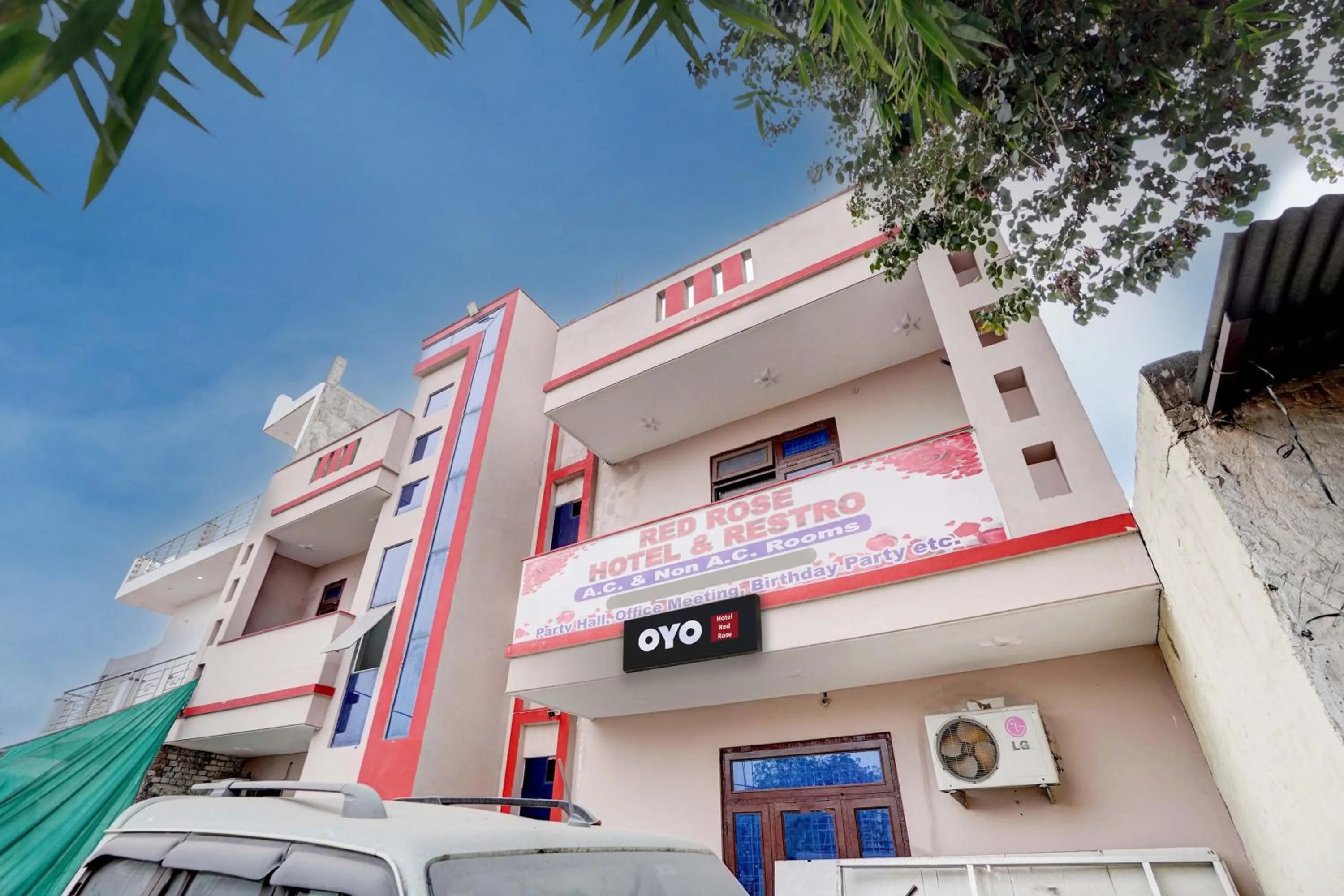 Facade/entrance in Hotel O RED ROSE HOTEL