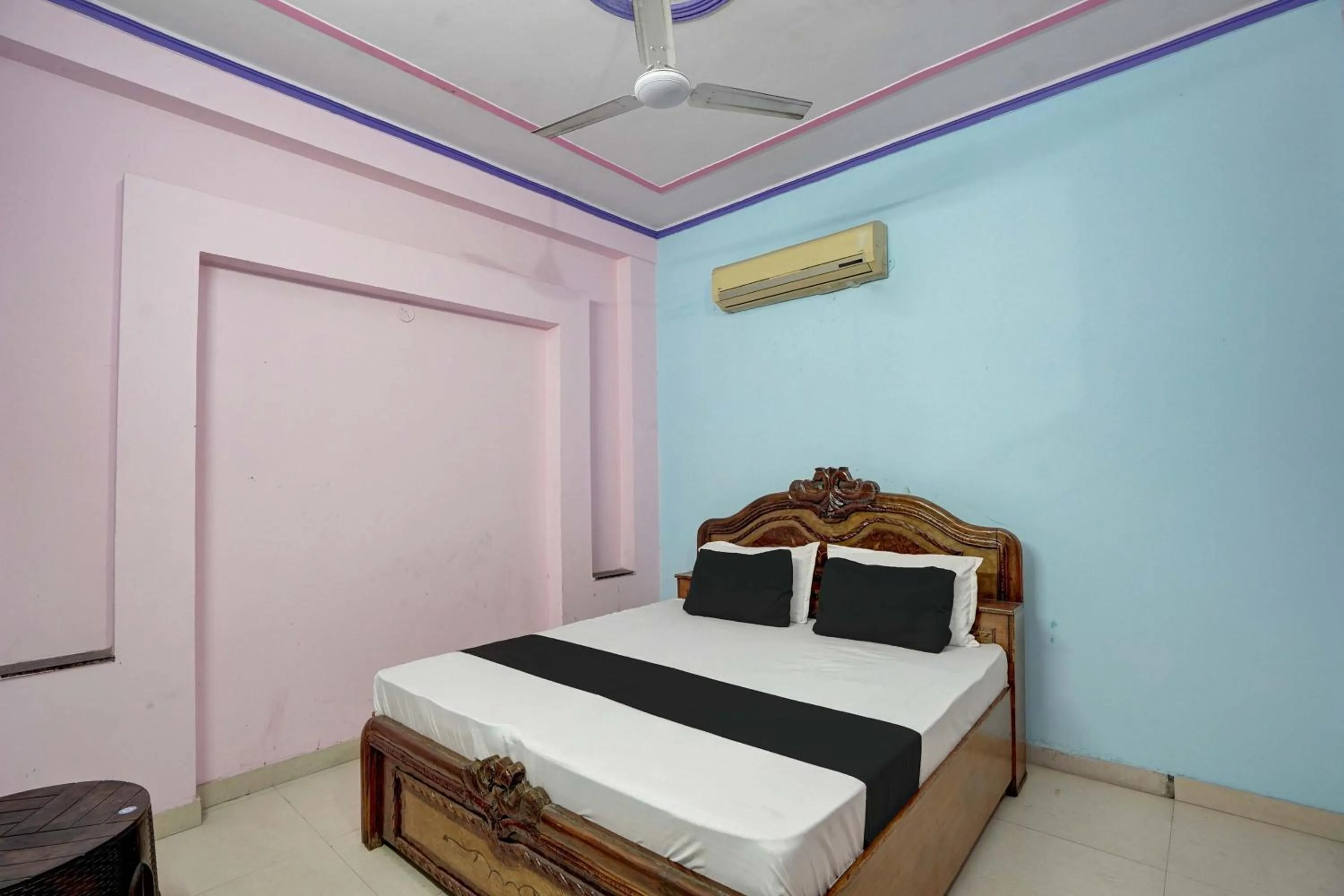 Bedroom in Hotel O RED ROSE HOTEL