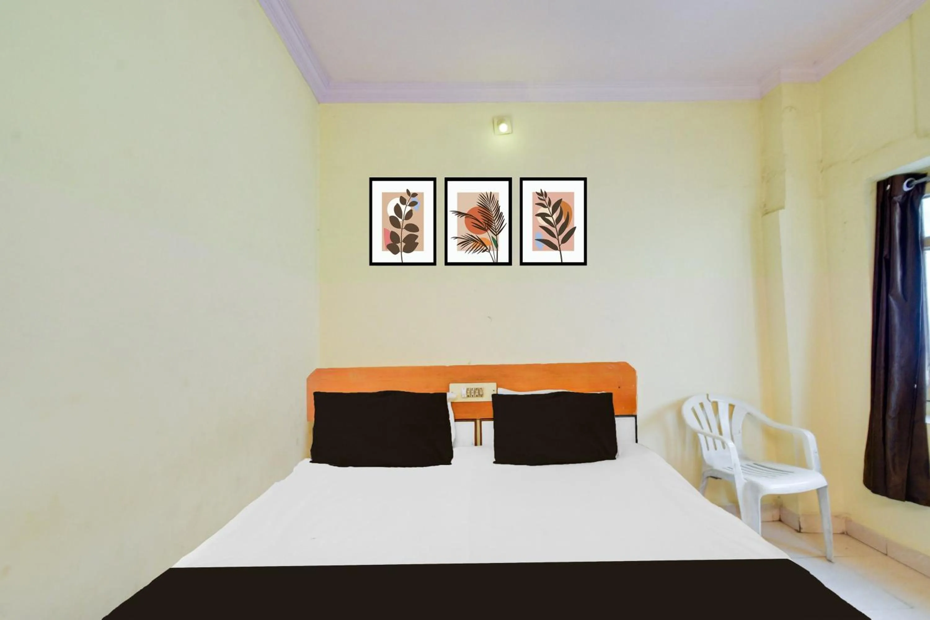 Bedroom in Hotel O New Sri Sai Amaravati Lodge