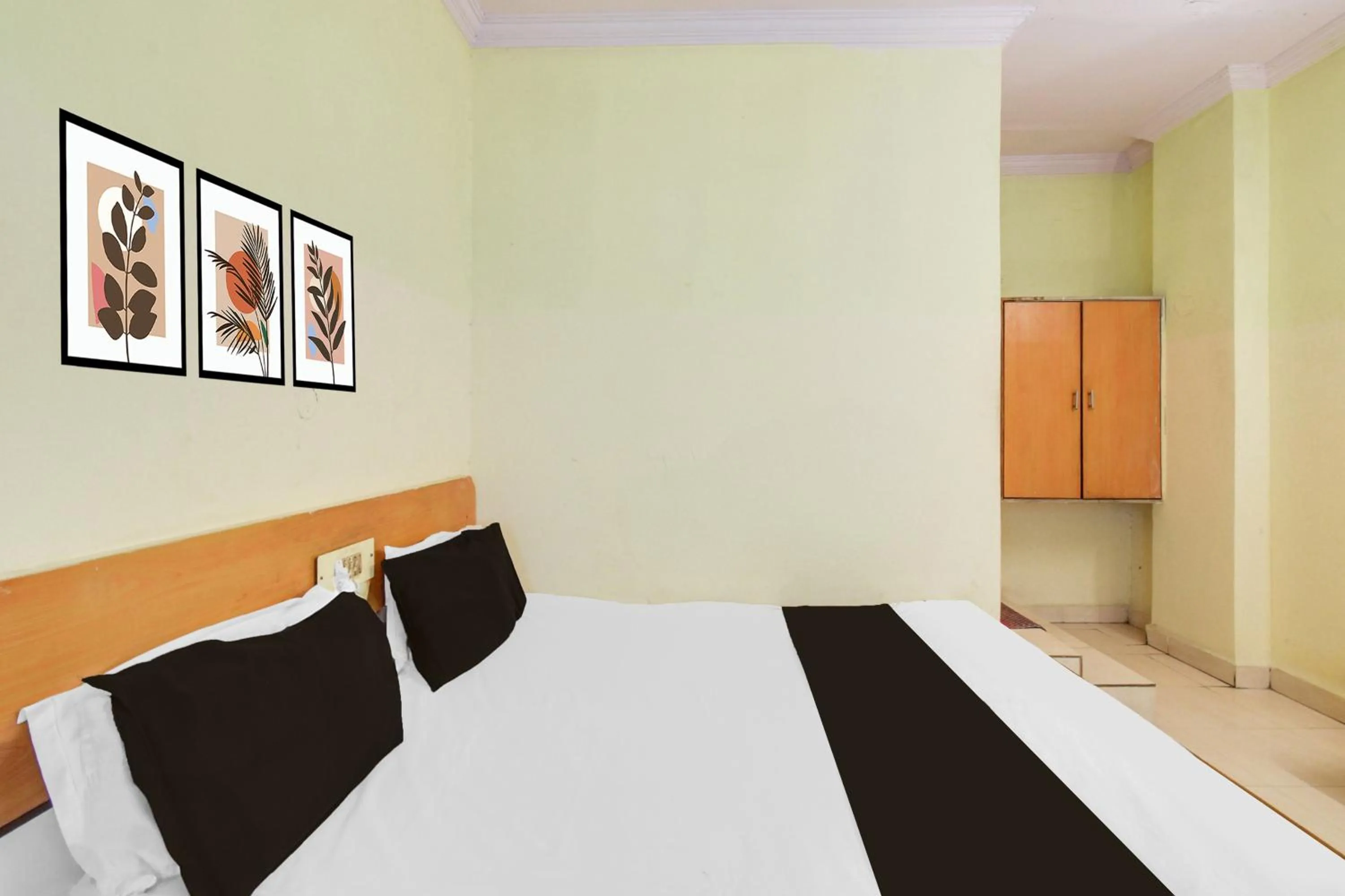 Bedroom in Hotel O New Sri Sai Amaravati Lodge