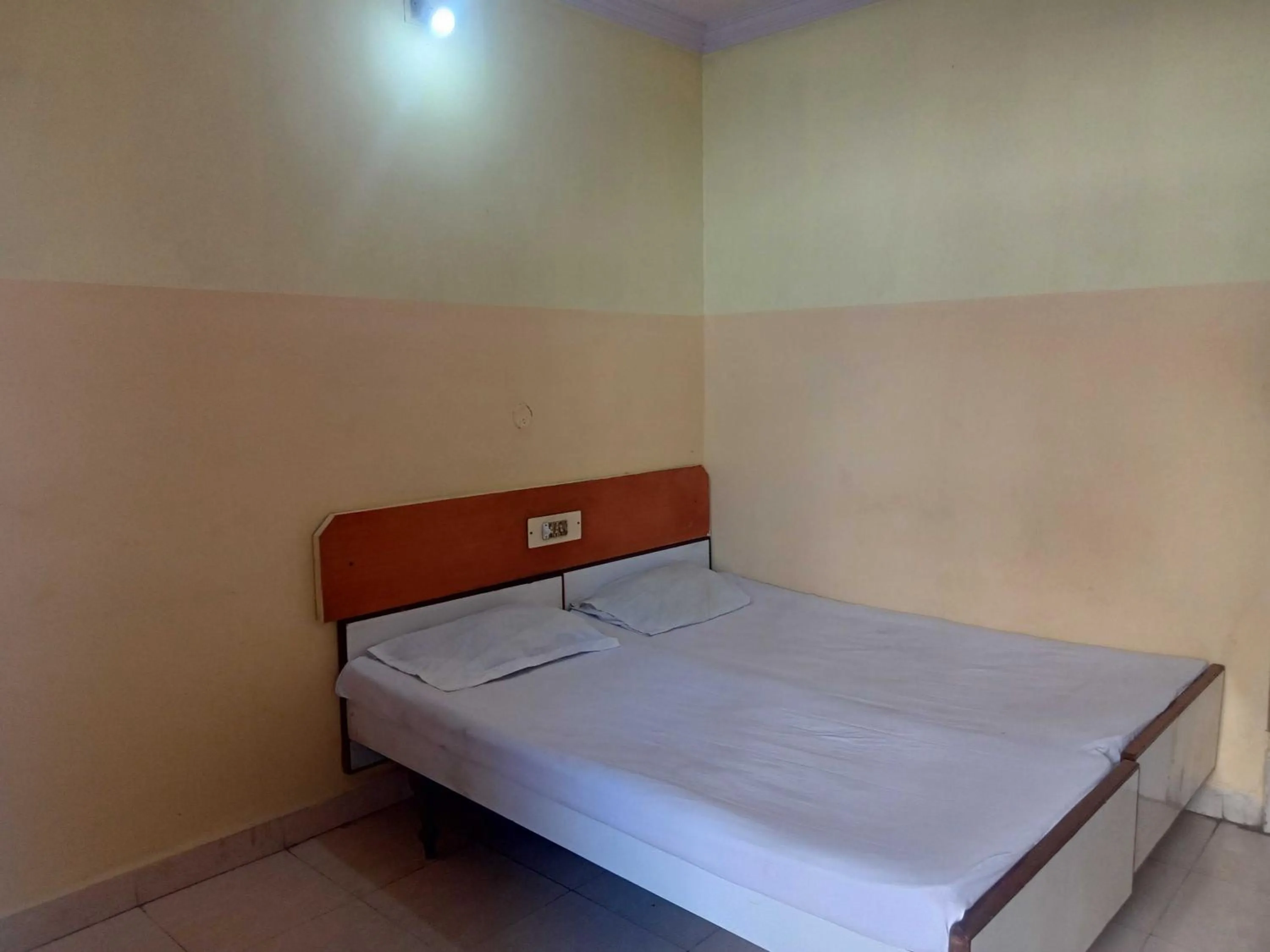 Bedroom in Hotel O New Sri Sai Amaravati Lodge