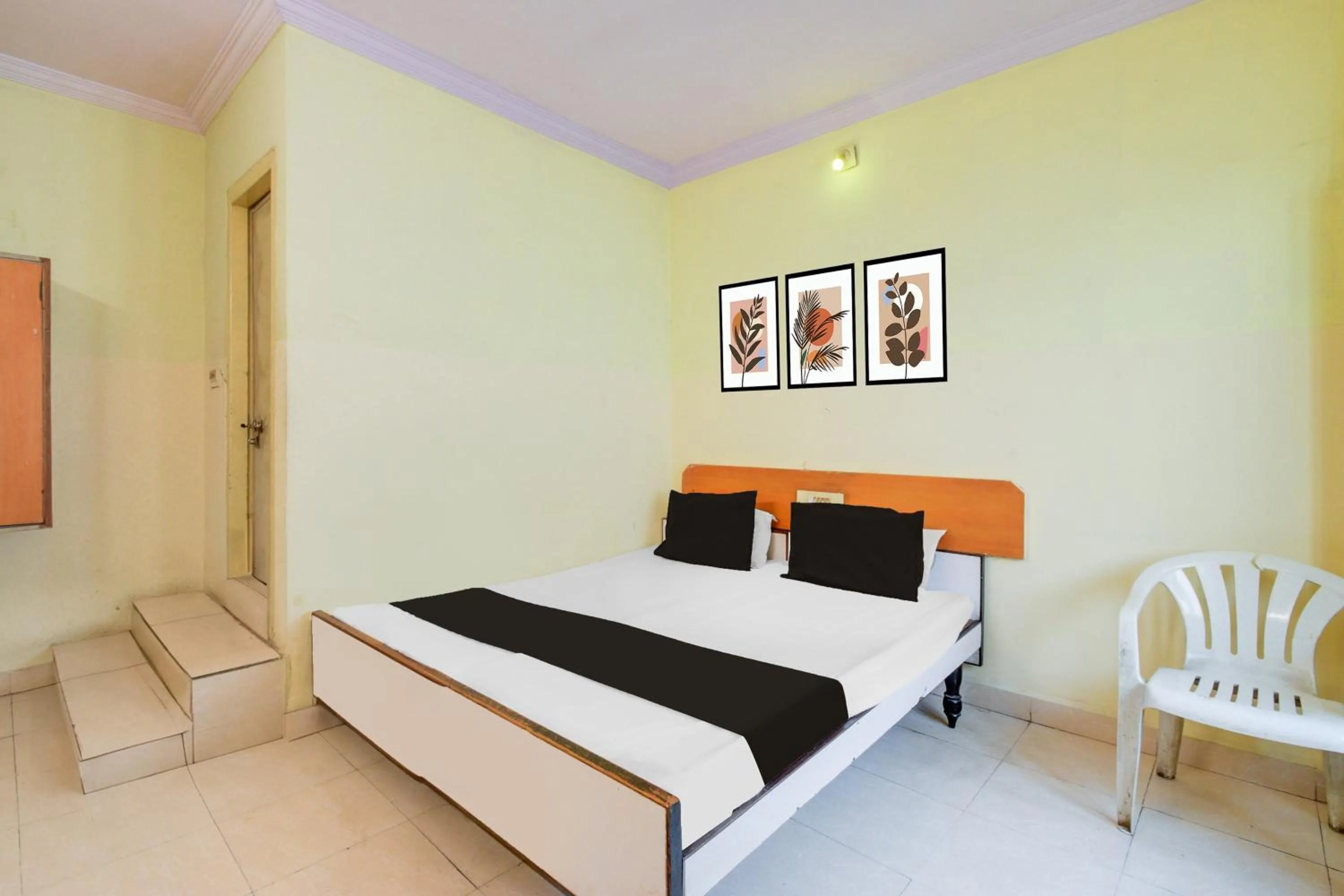 Bedroom in Hotel O New Sri Sai Amaravati Lodge