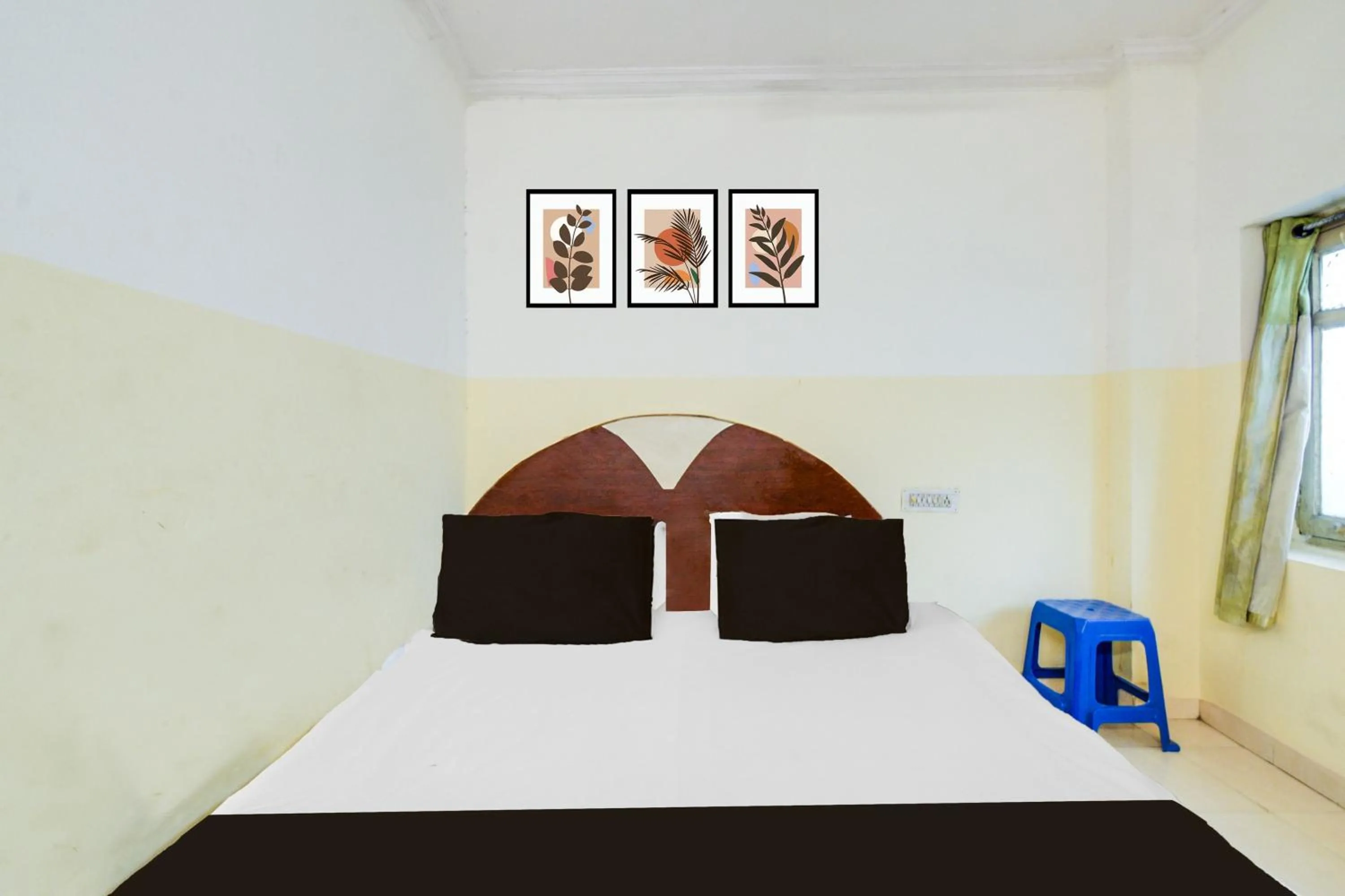 Bedroom in Hotel O New Sri Sai Amaravati Lodge