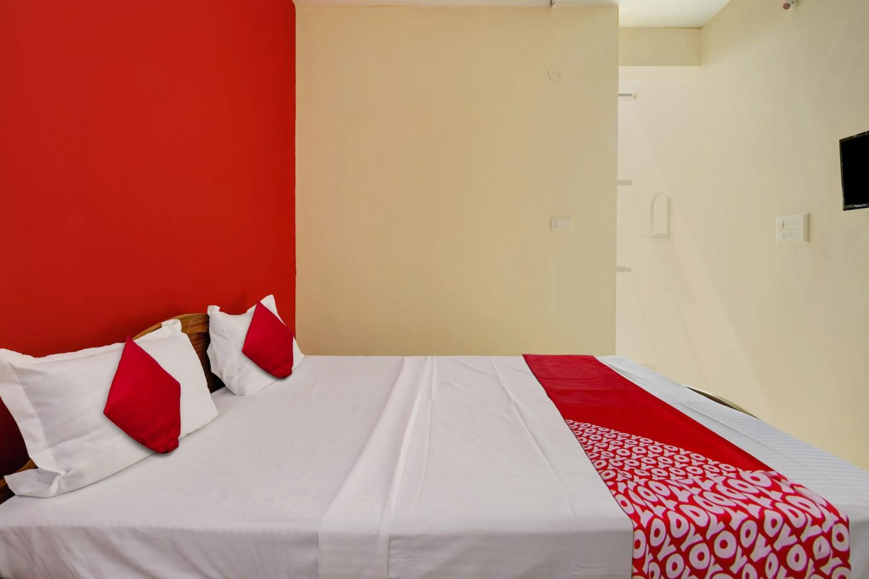 Bedroom in Hotel O S.L.V Boarding & Lodging