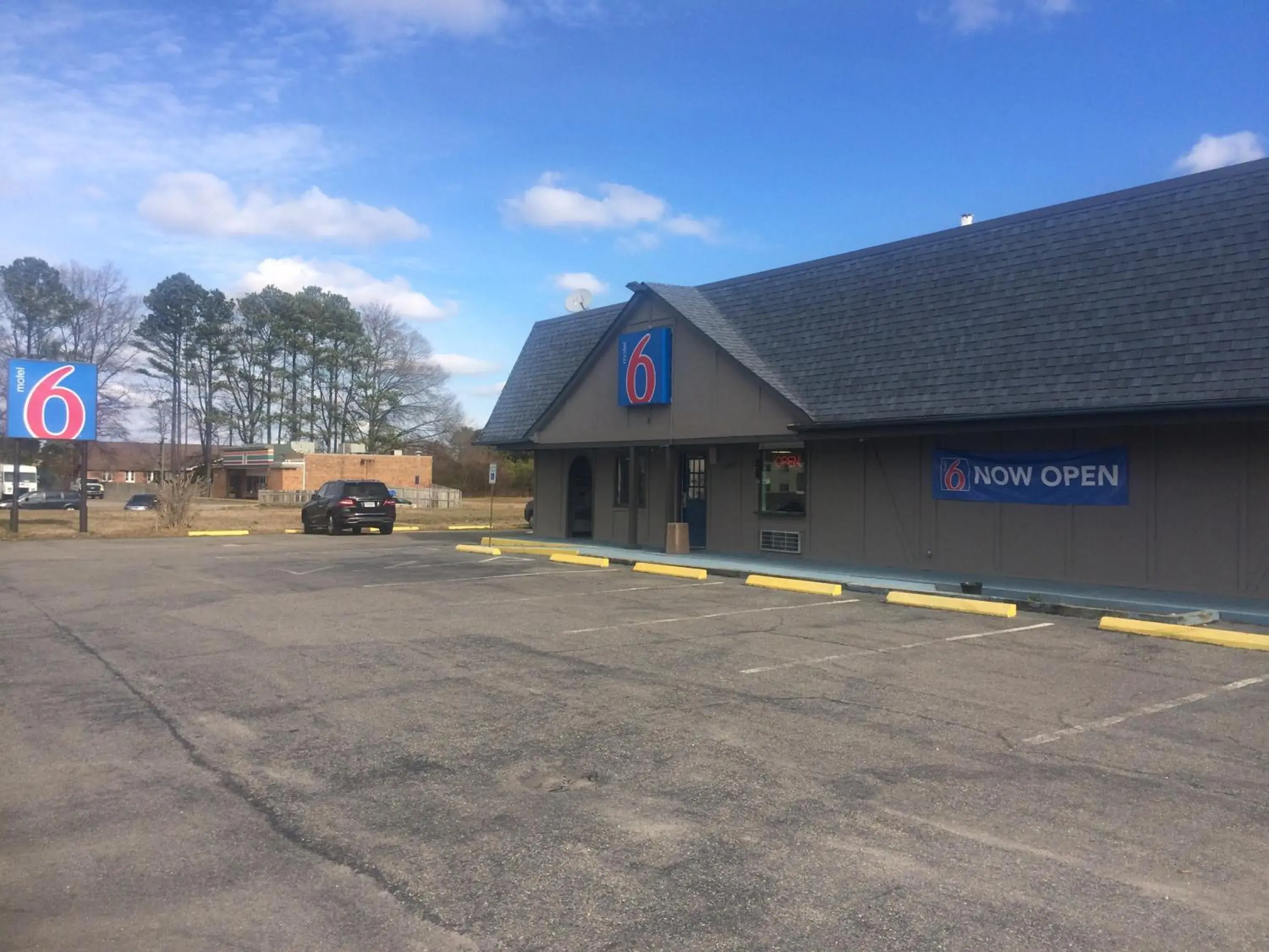 Property building in Motel 6 Newport News, VA – Fort Eustis Property building in Motel 6 Newport News, VA – Fort Eustis