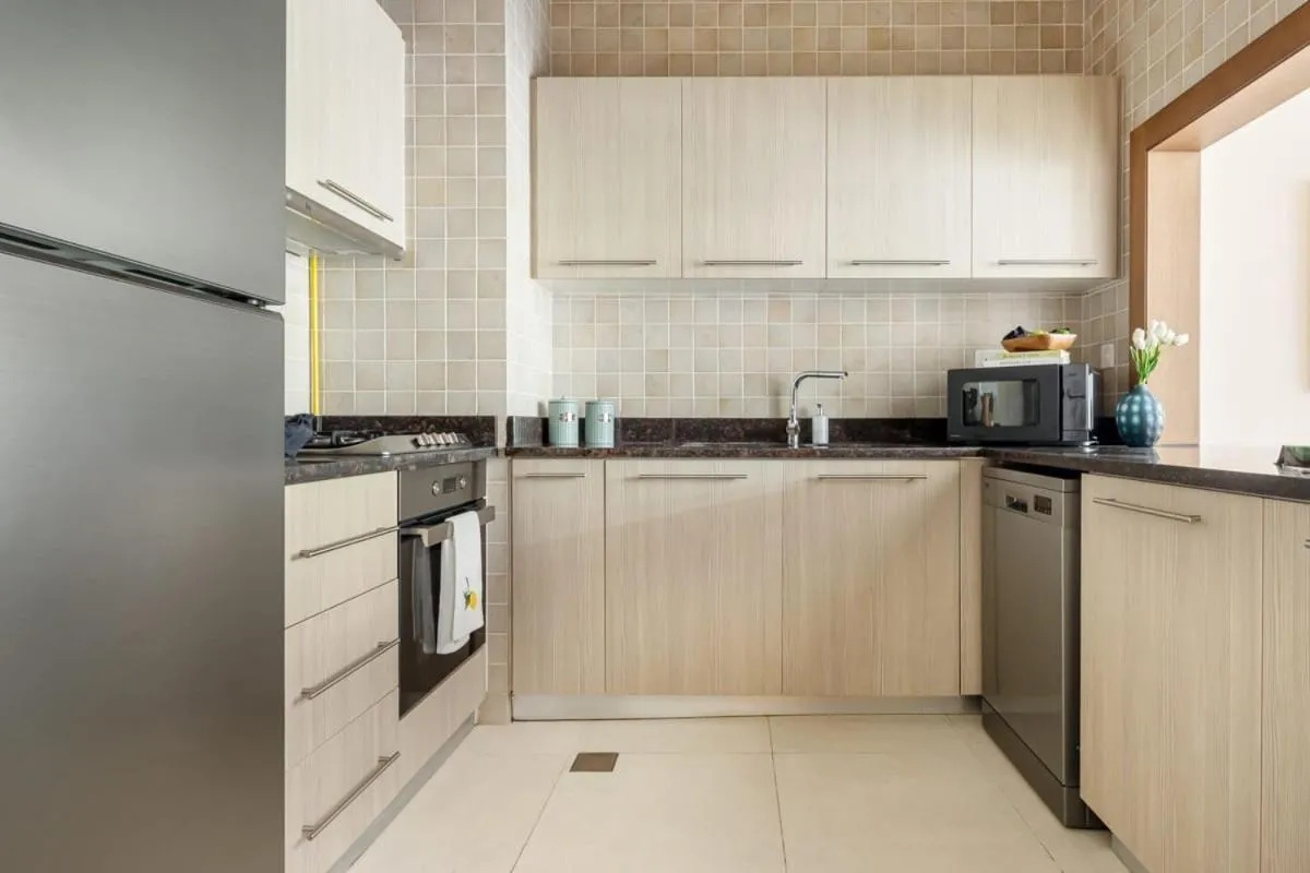 Kitchen or kitchenette in Frank Porter - Ansam Building 1 - Yas Island
