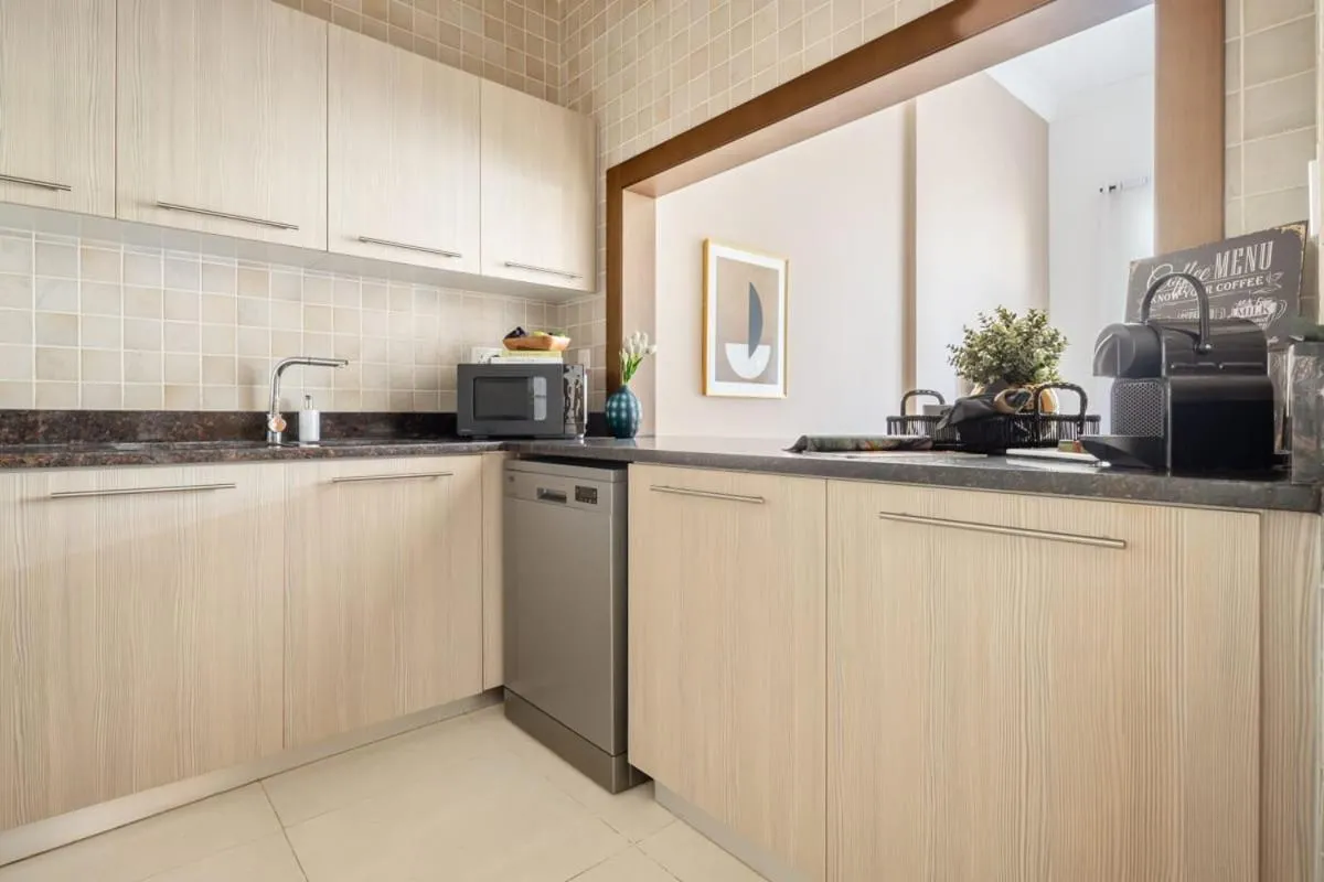Kitchen or kitchenette in Frank Porter - Ansam Building 1 - Yas Island