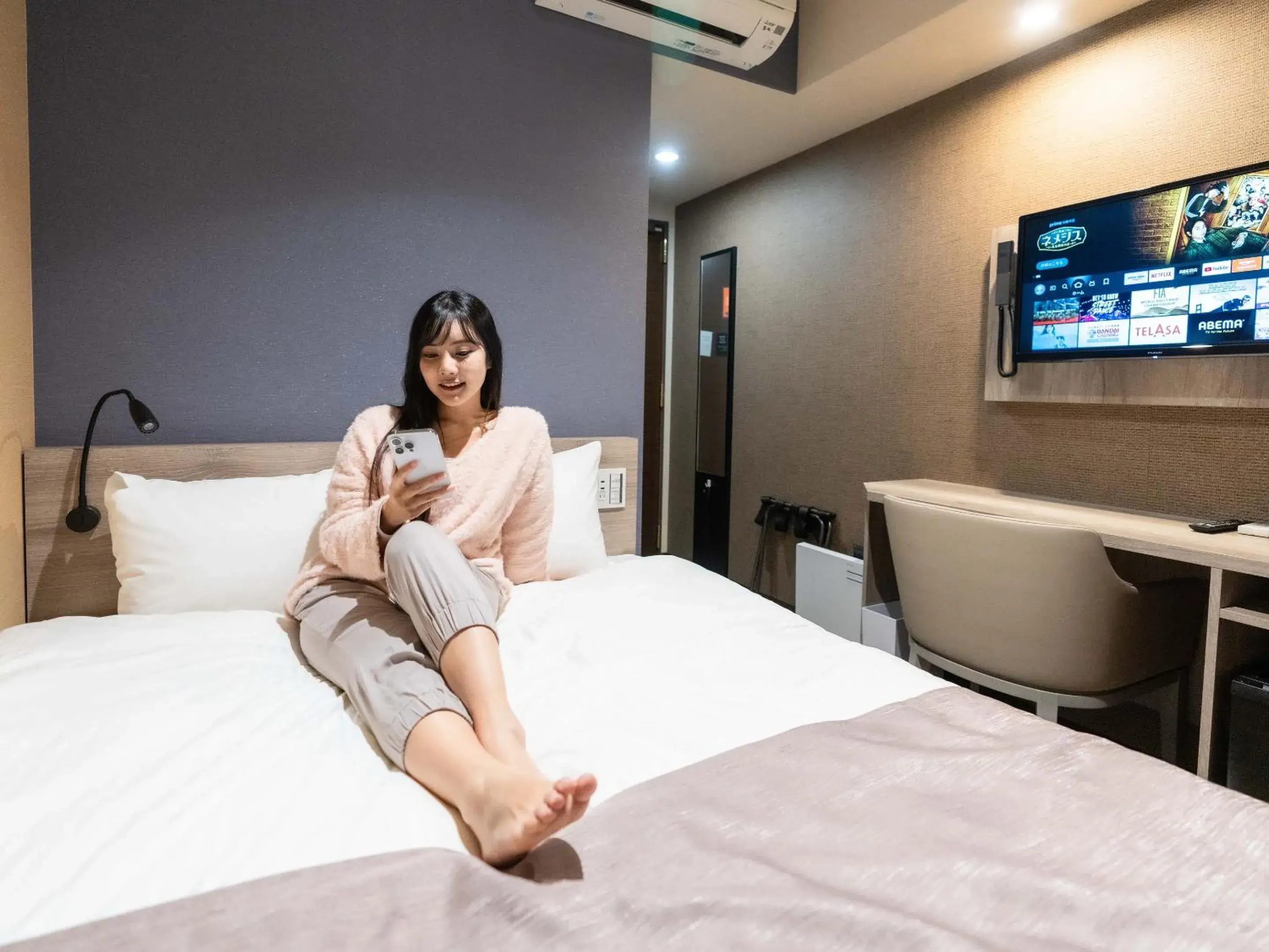 People, Bed in Hotel Sanrriott Shinsaibashi People, Bed in Hotel Sanrriott Shinsaibashi