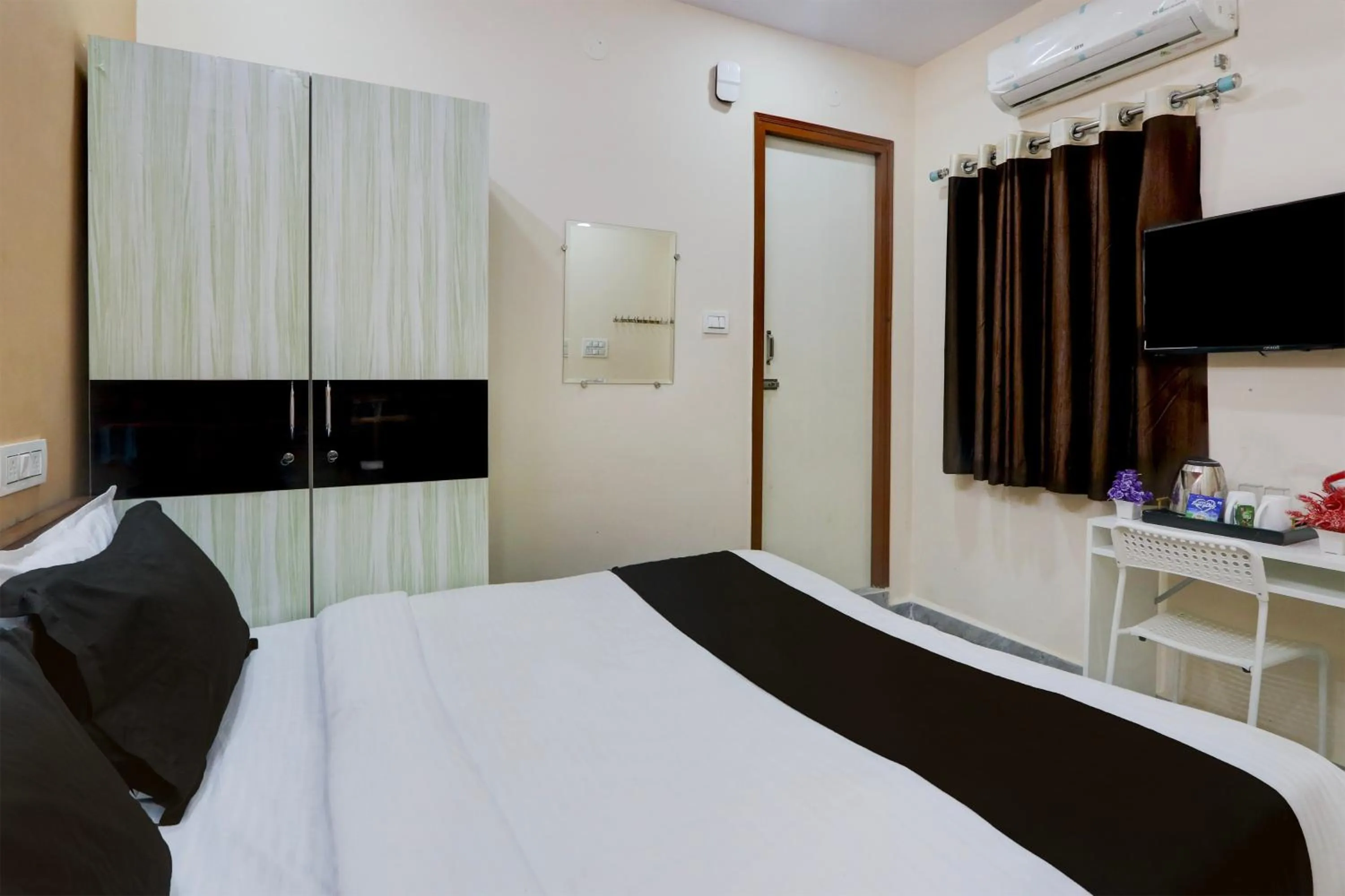 Bedroom, Bed in Super Collection O Sri Balaji Luxury rooms