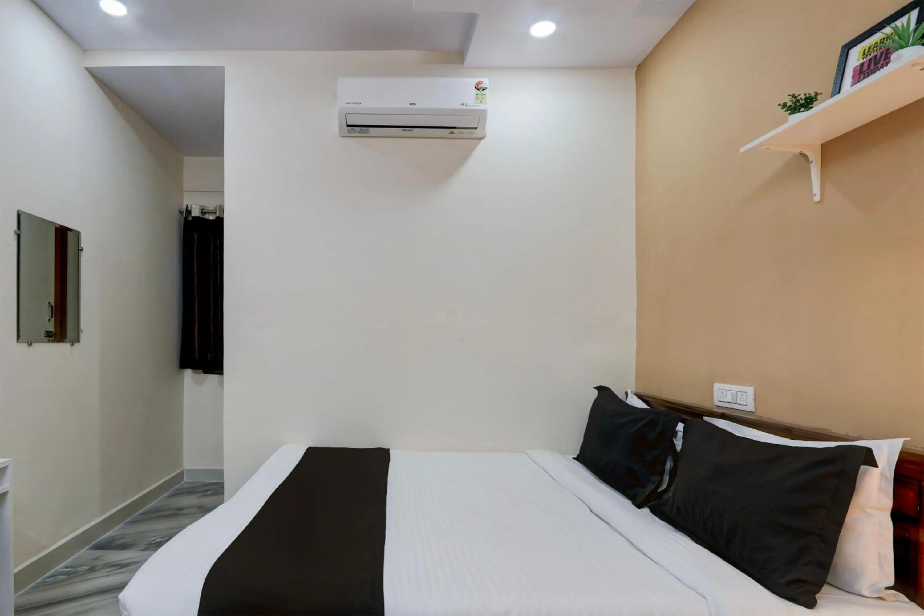 Bedroom, Bed in Super Collection O Sri Balaji Luxury rooms