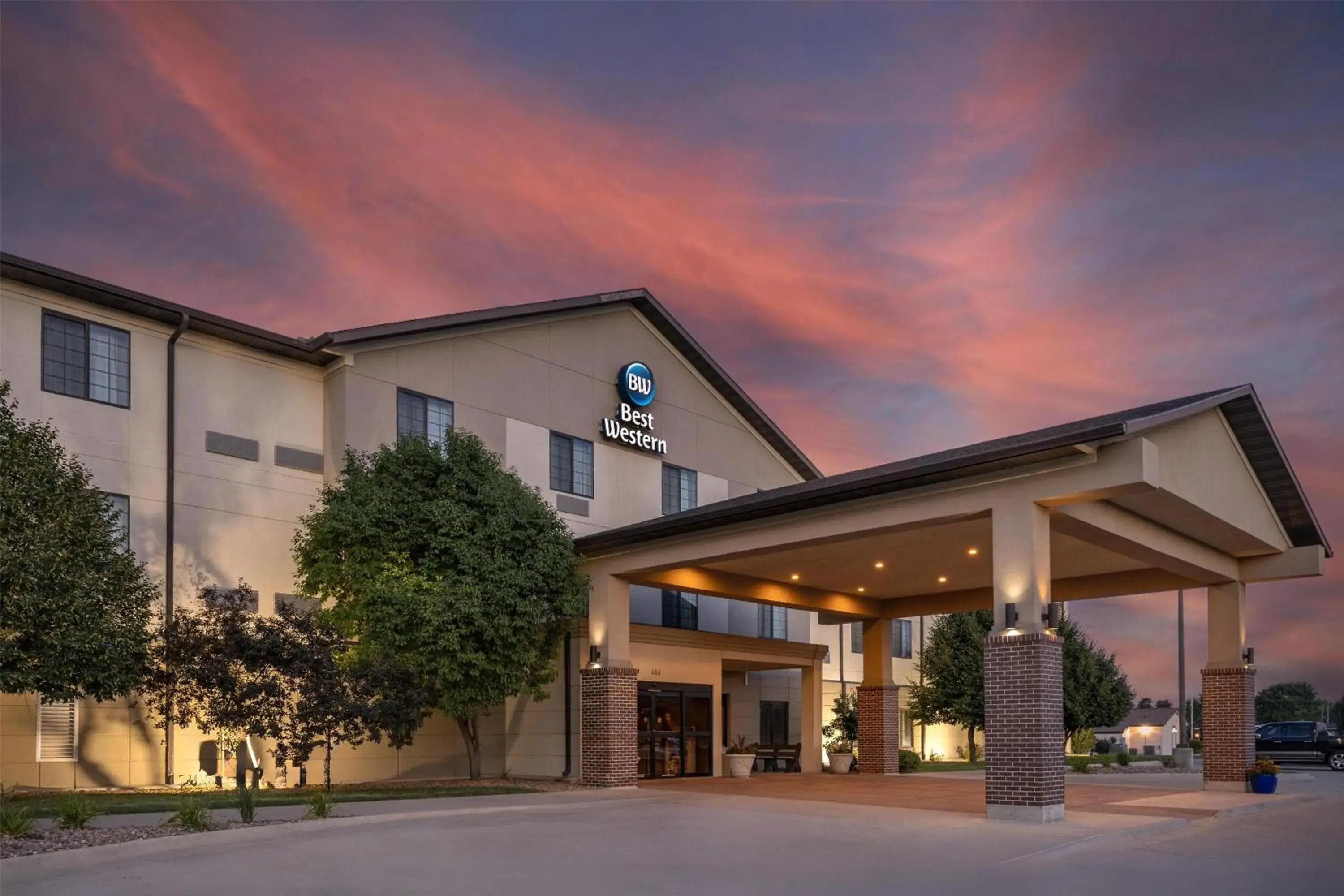 Property building in Best Western North Edge Inn Property building in Best Western North Edge Inn