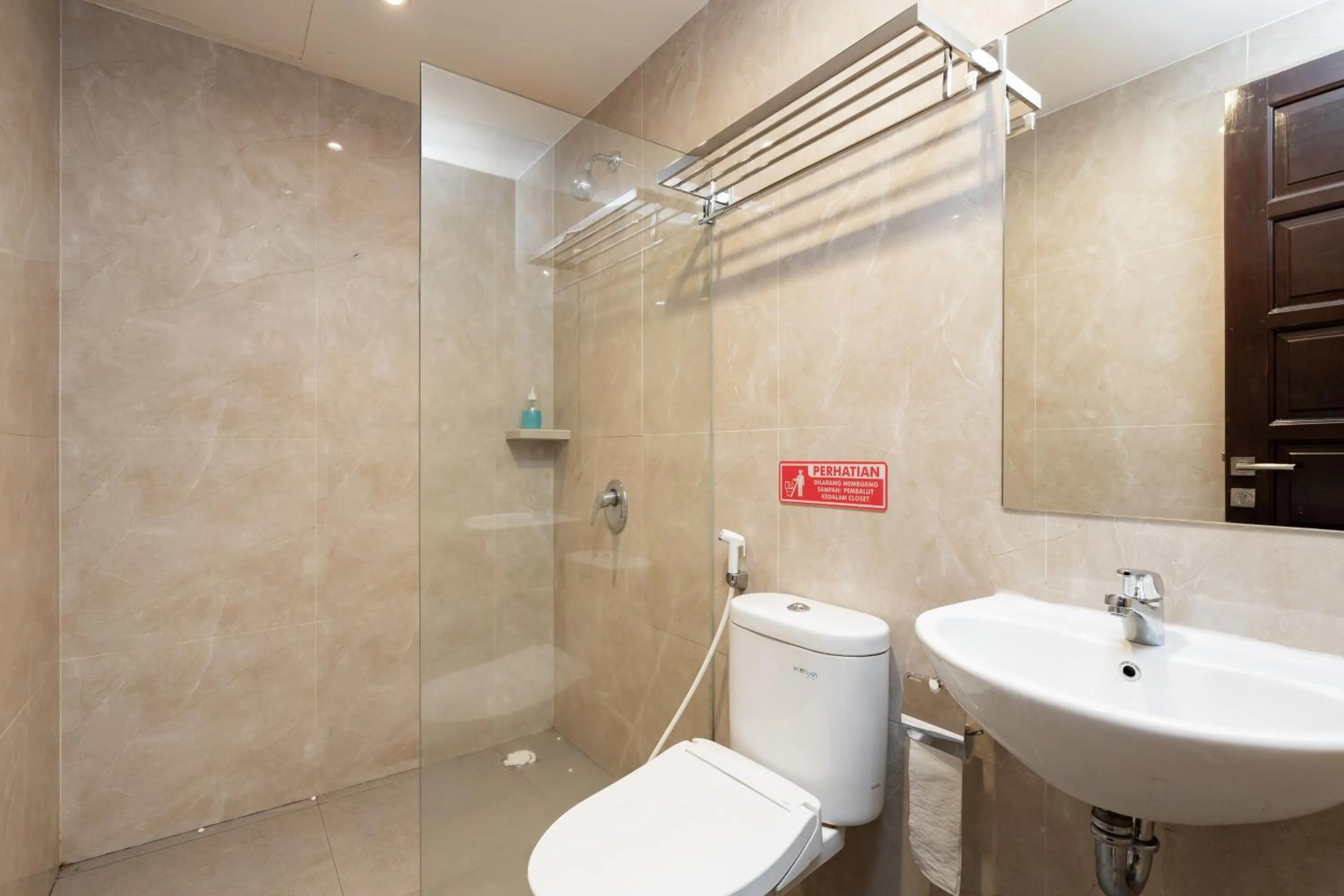 Bathroom in RedDoorz Plus @ UNO Jalan Merak Samarinda