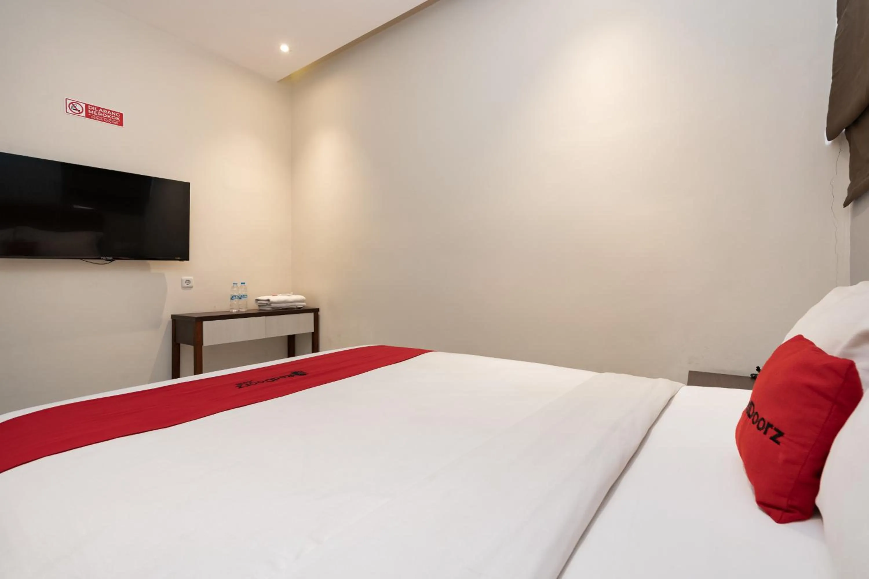 Bedroom, Bed in RedDoorz Plus @ UNO Jalan Merak Samarinda