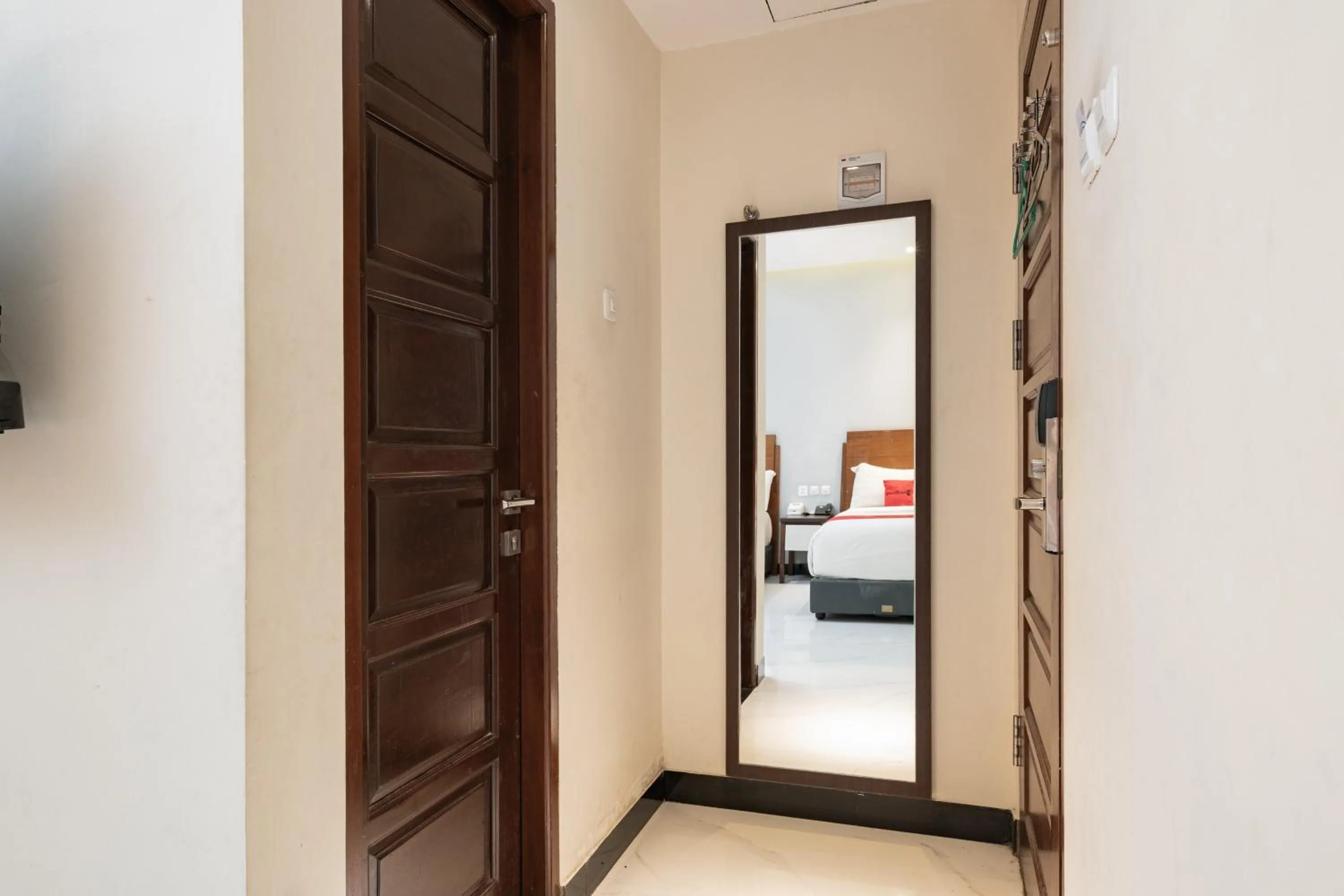 Bedroom, Bed in RedDoorz Plus @ UNO Jalan Merak Samarinda