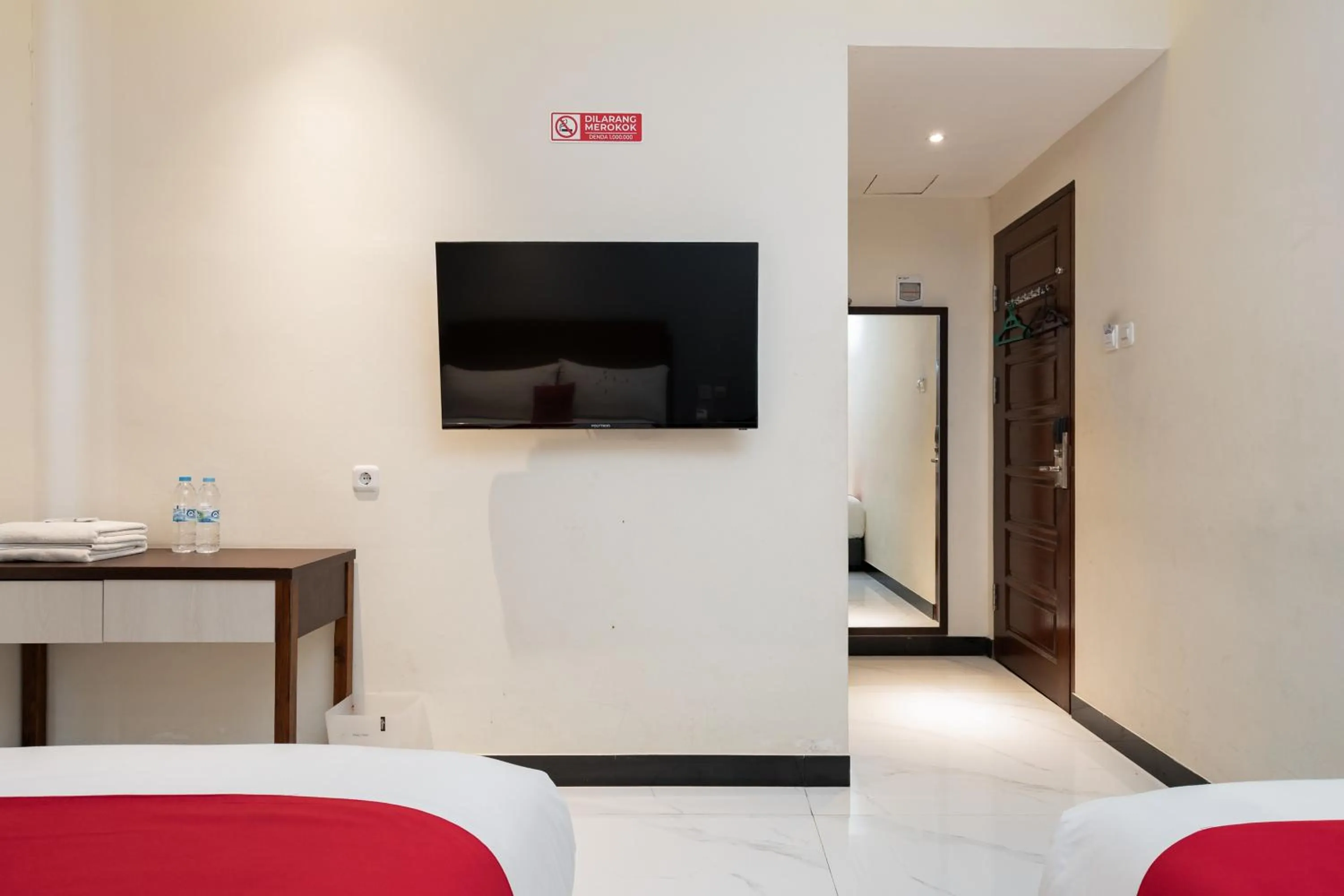 Bedroom, Bed in RedDoorz Plus @ UNO Jalan Merak Samarinda
