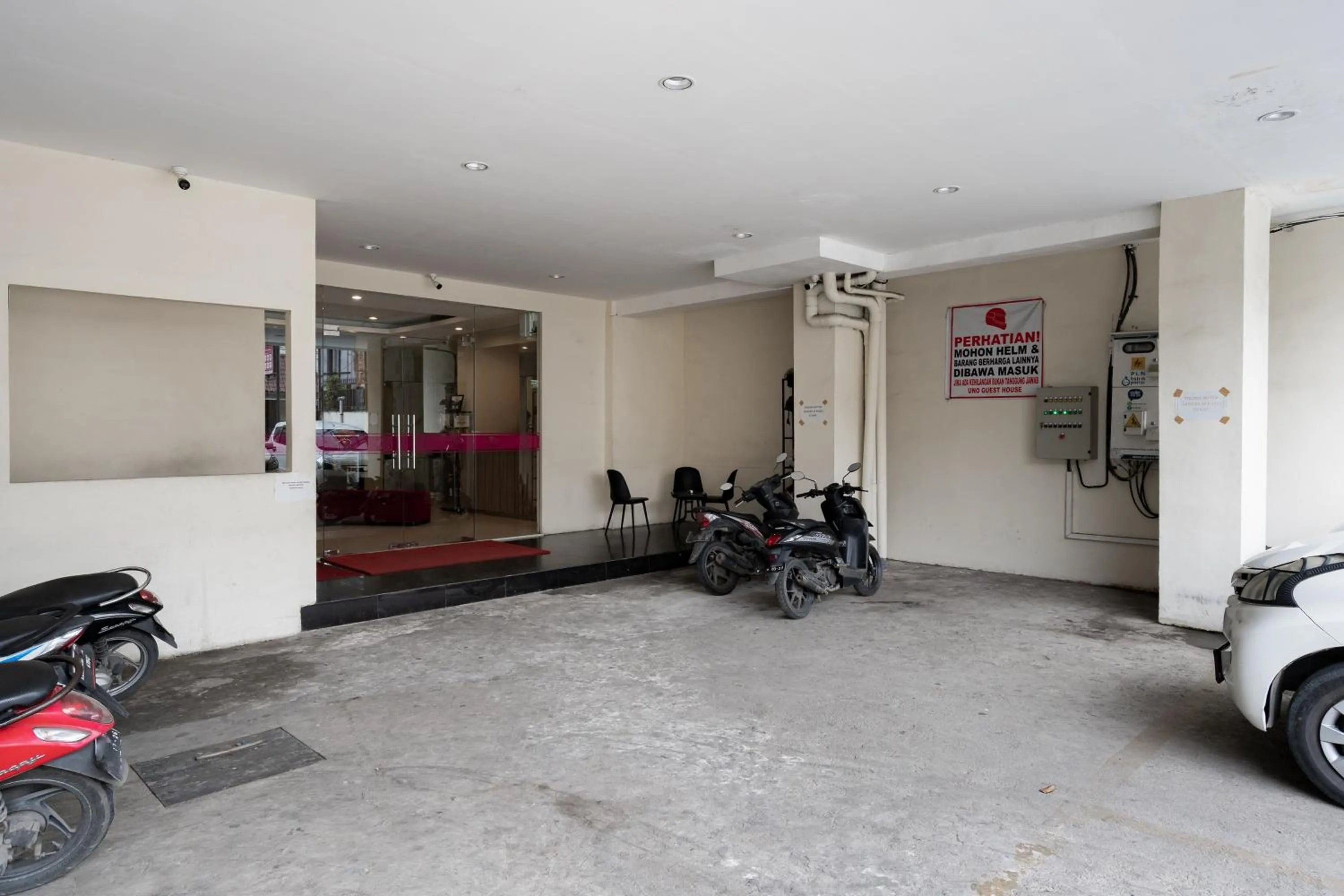 Parking in RedDoorz Plus @ UNO Jalan Merak Samarinda