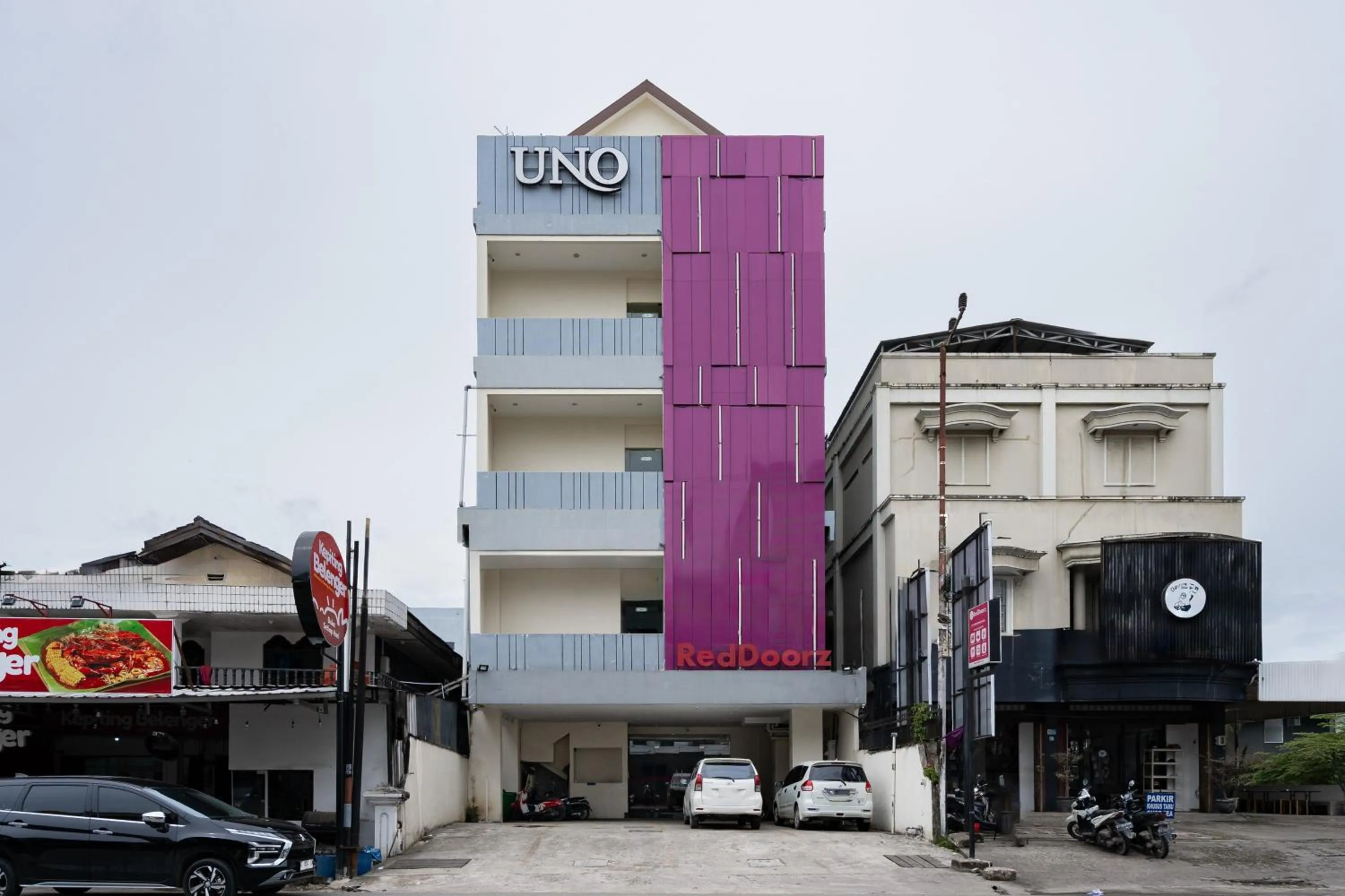 Facade/entrance in RedDoorz Plus @ UNO Jalan Merak Samarinda