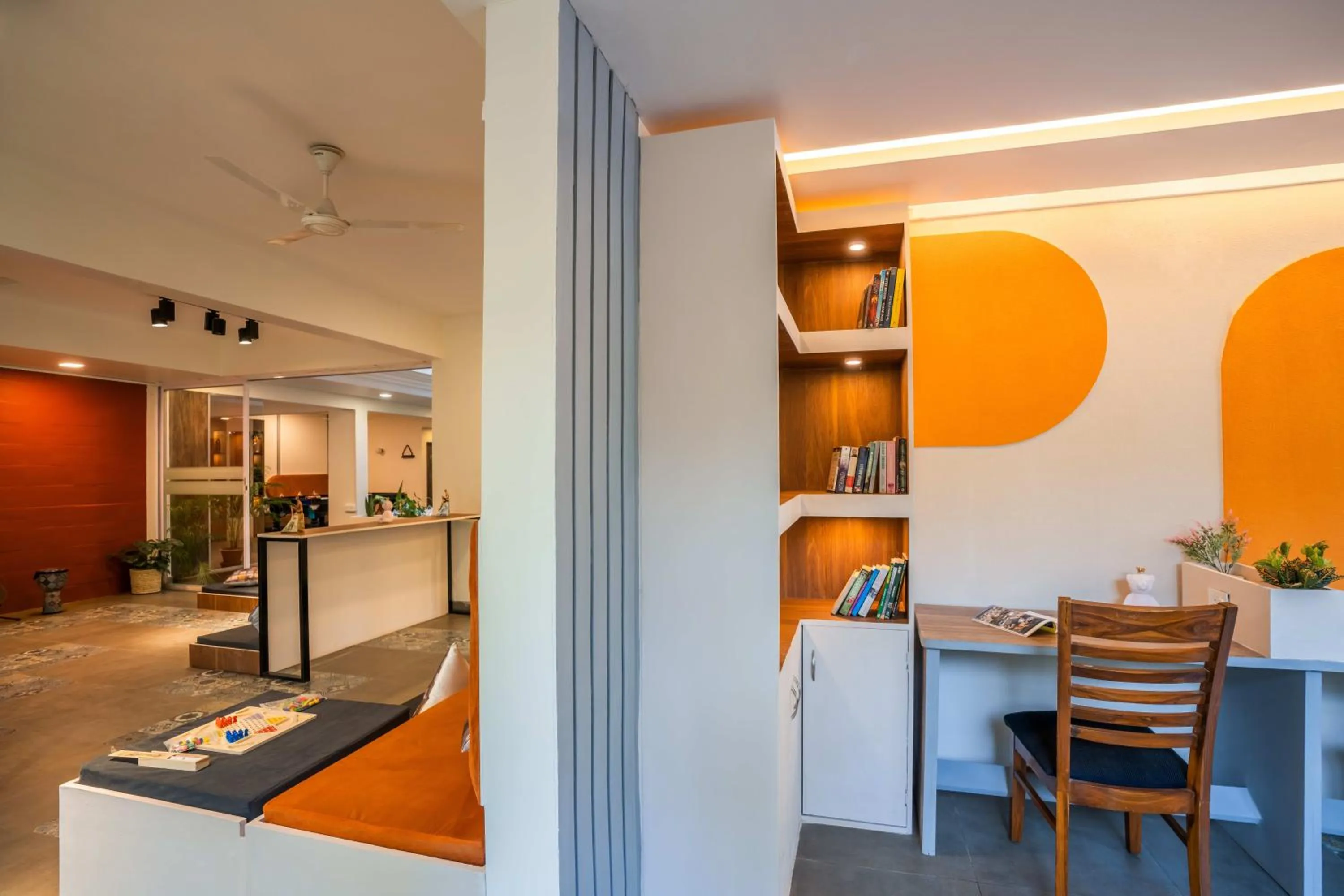 Communal lounge/ TV room in Zostel Goa (Anjuna)