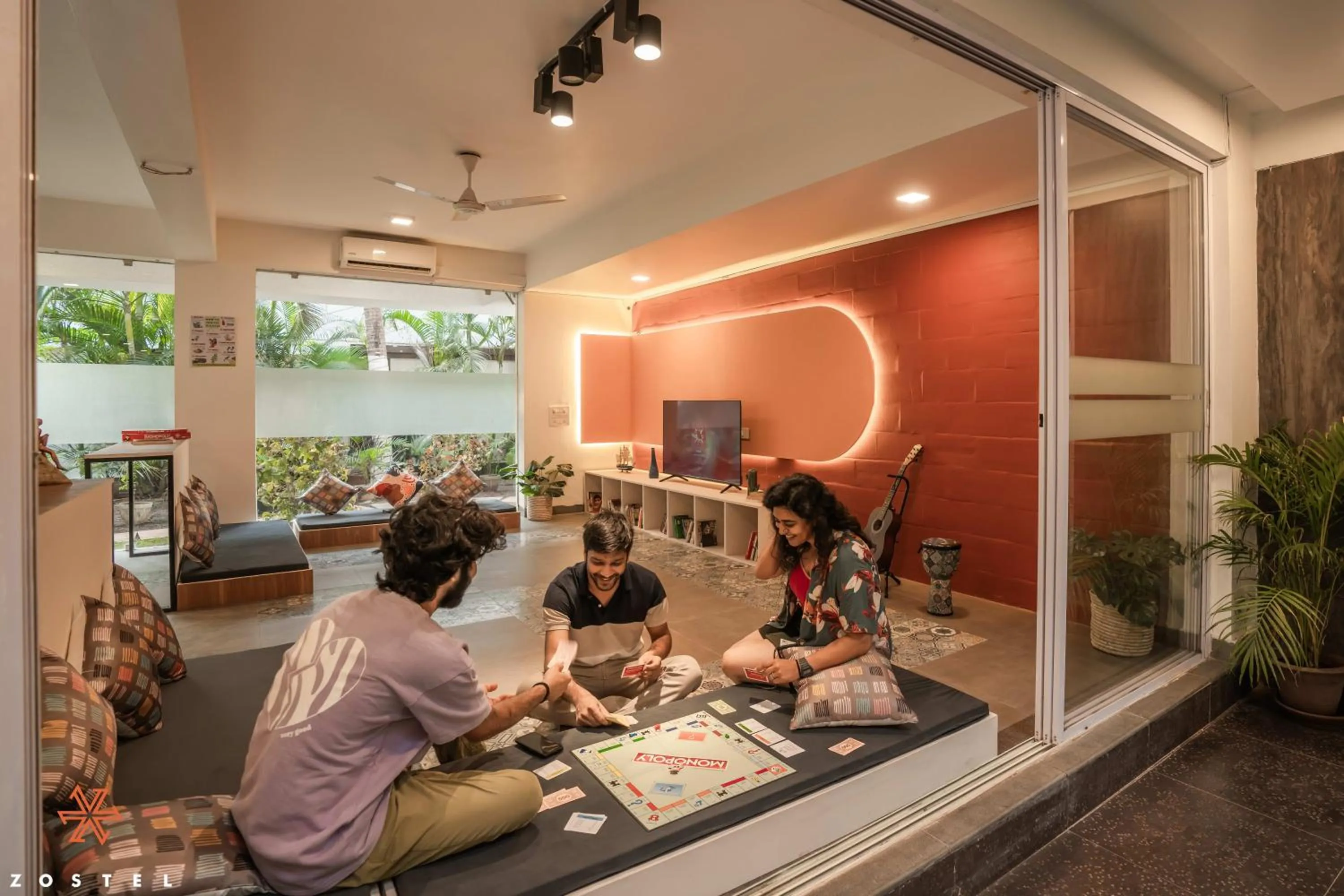 Communal lounge/ TV room in Zostel Goa (Anjuna)