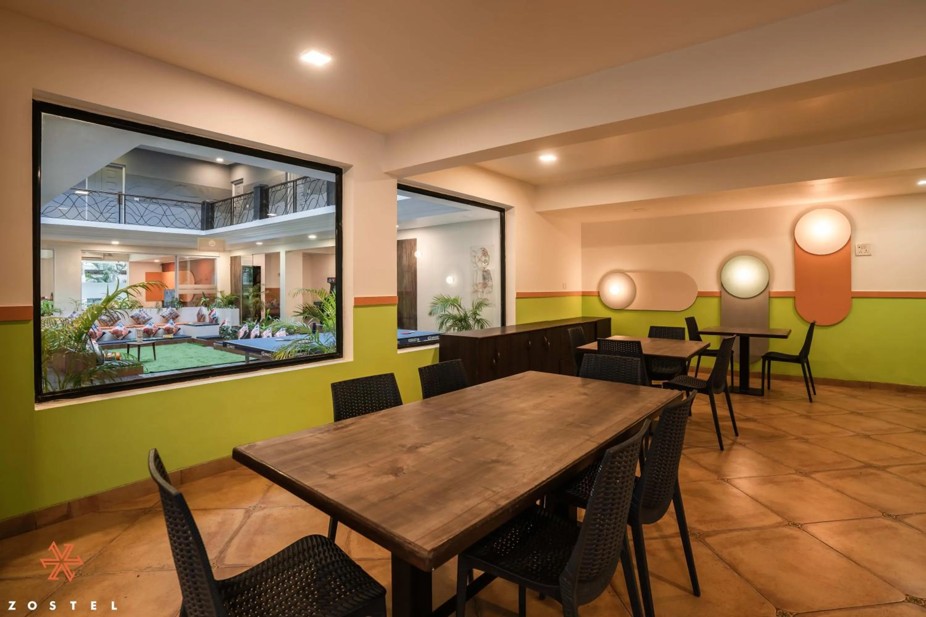 Communal lounge/ TV room in Zostel Goa (Anjuna)