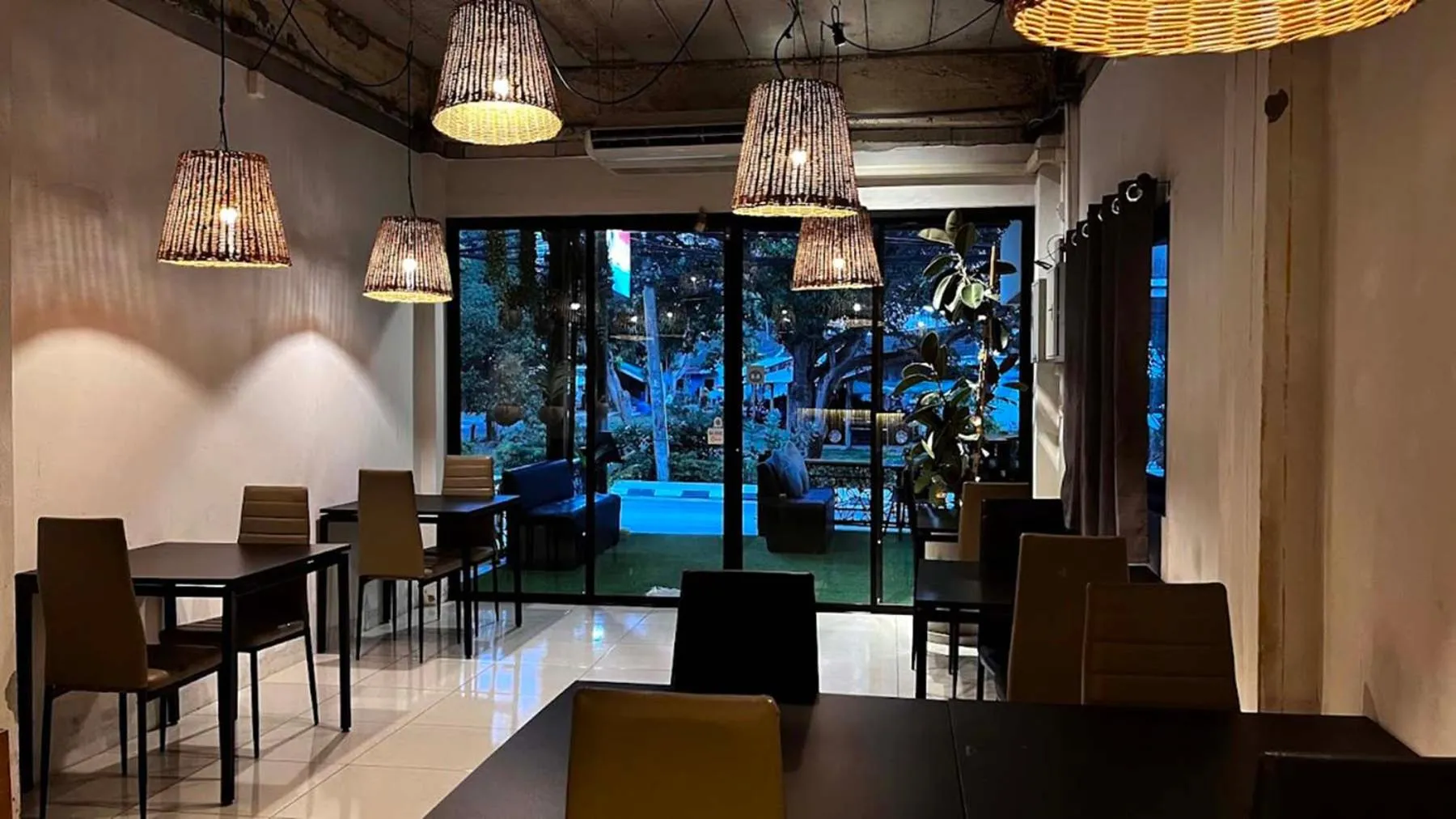 Restaurant/places to eat in Coco Mountain View Guest House Hotel