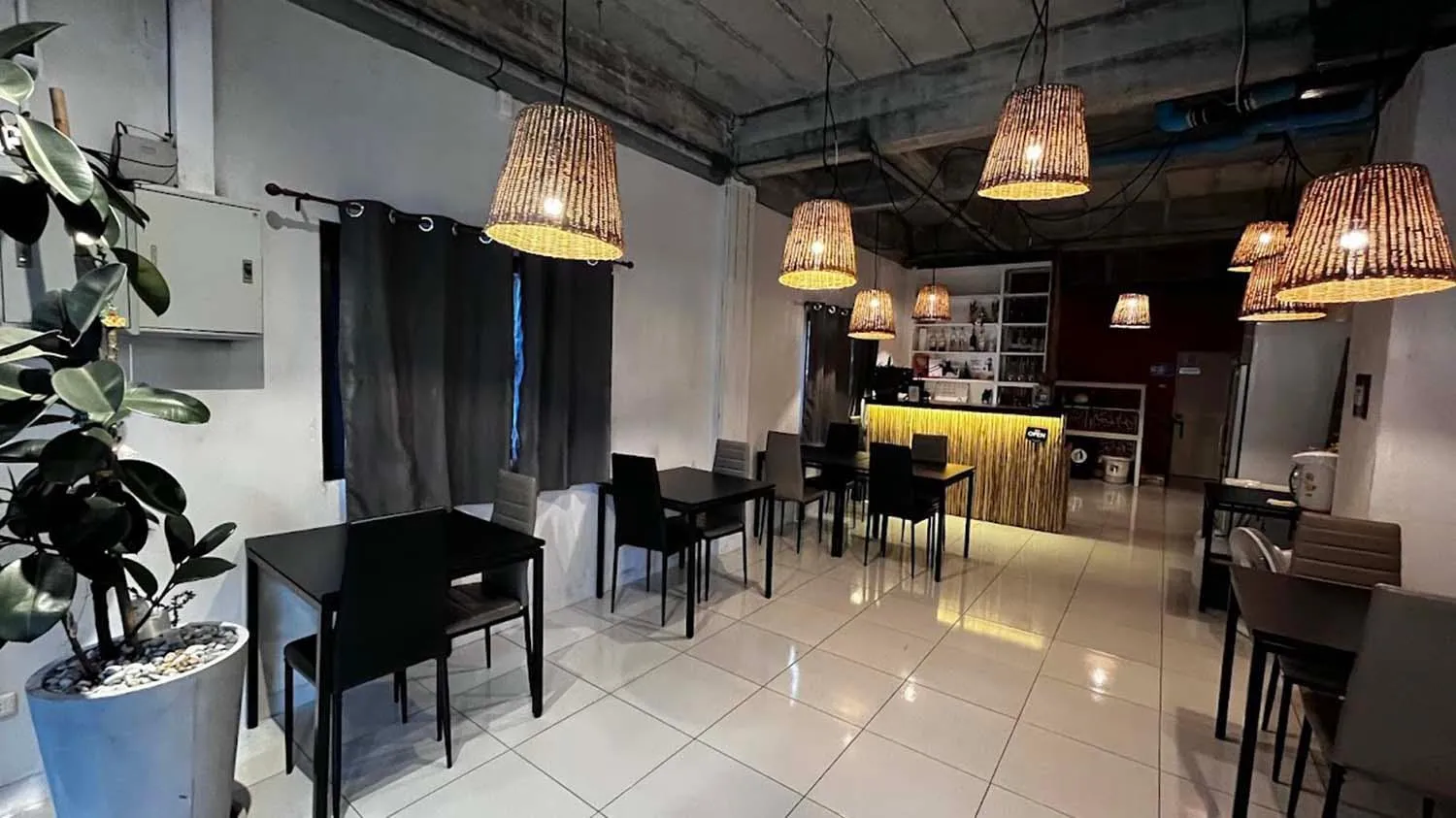 Restaurant/places to eat in Coco Mountain View Guest House Hotel