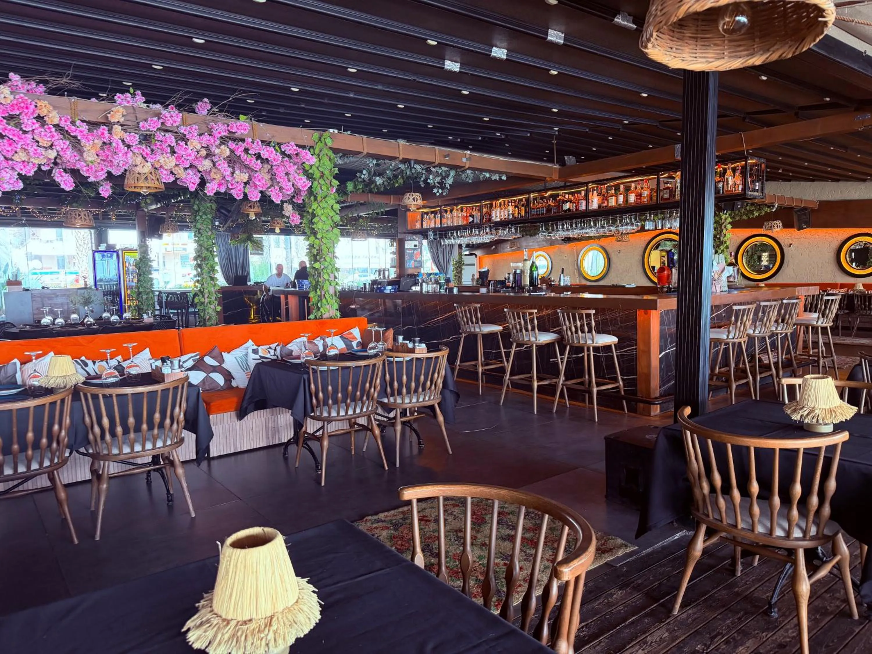 Restaurant/places to eat in Grand Alisa Hotel (Ex. Royalisa Hotel)