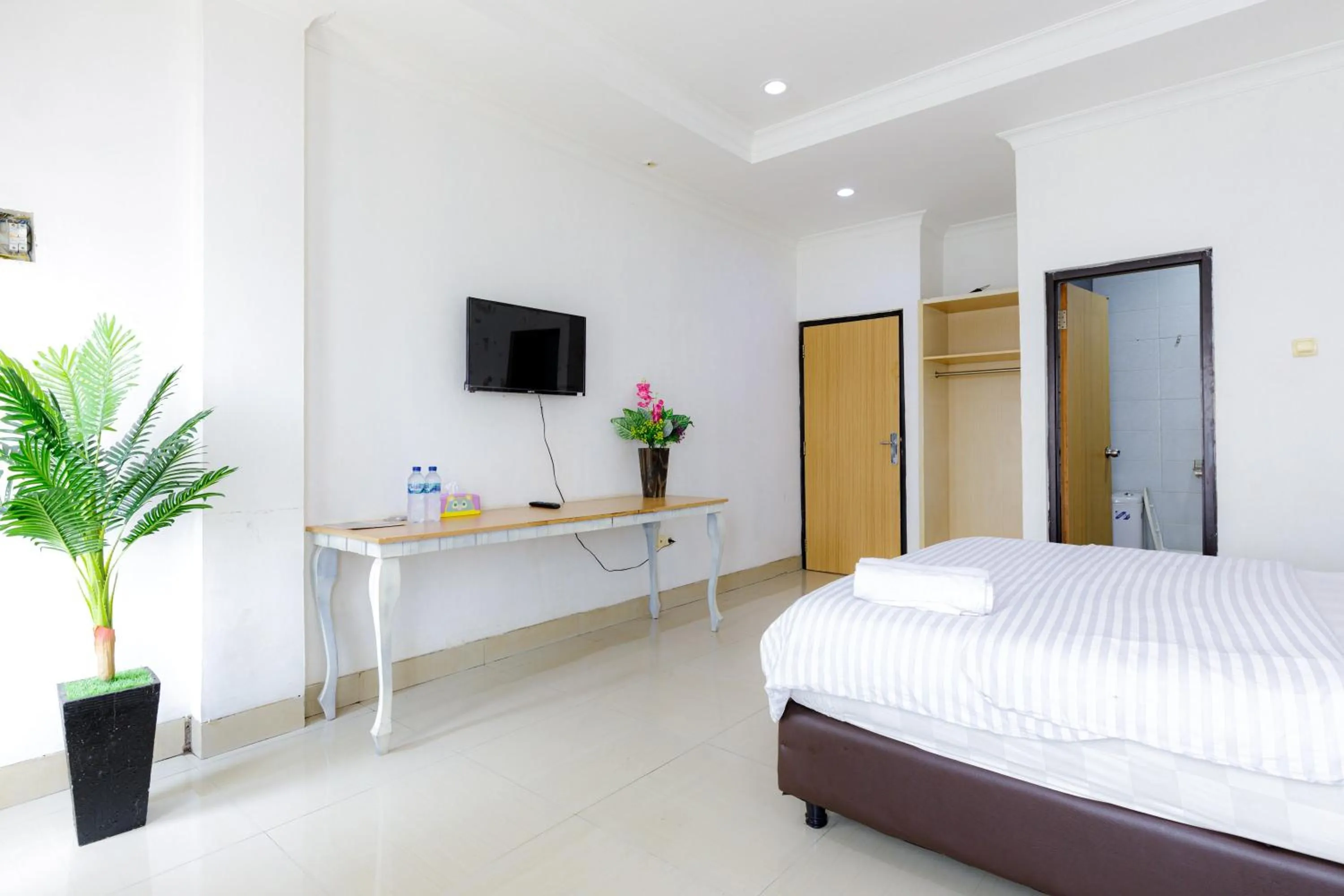 Bedroom, Bed in Urbanview SRB near Mall Ciputra Cibubur by RedDoorz