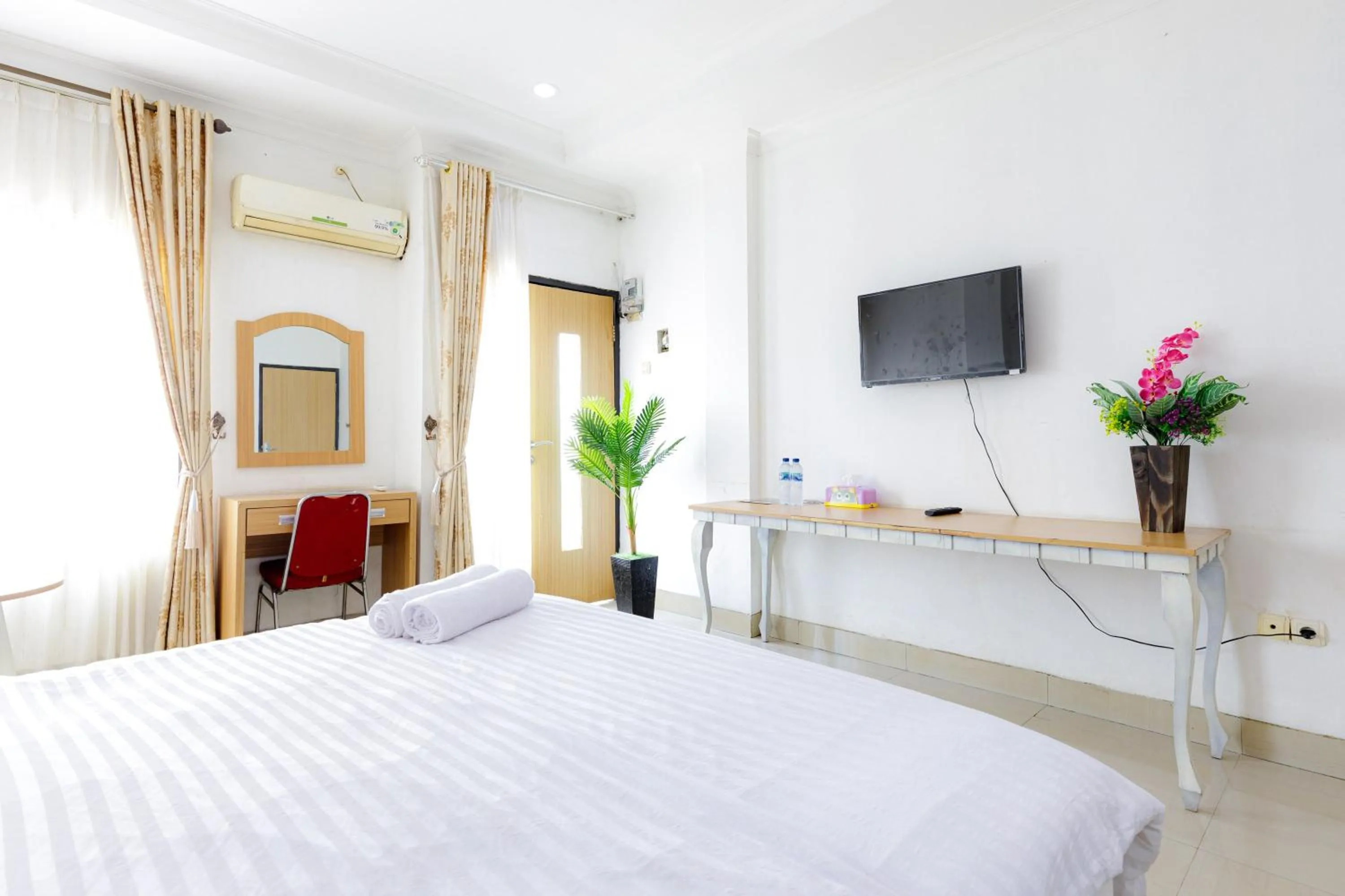 Bedroom, Bed in Urbanview SRB near Mall Ciputra Cibubur by RedDoorz