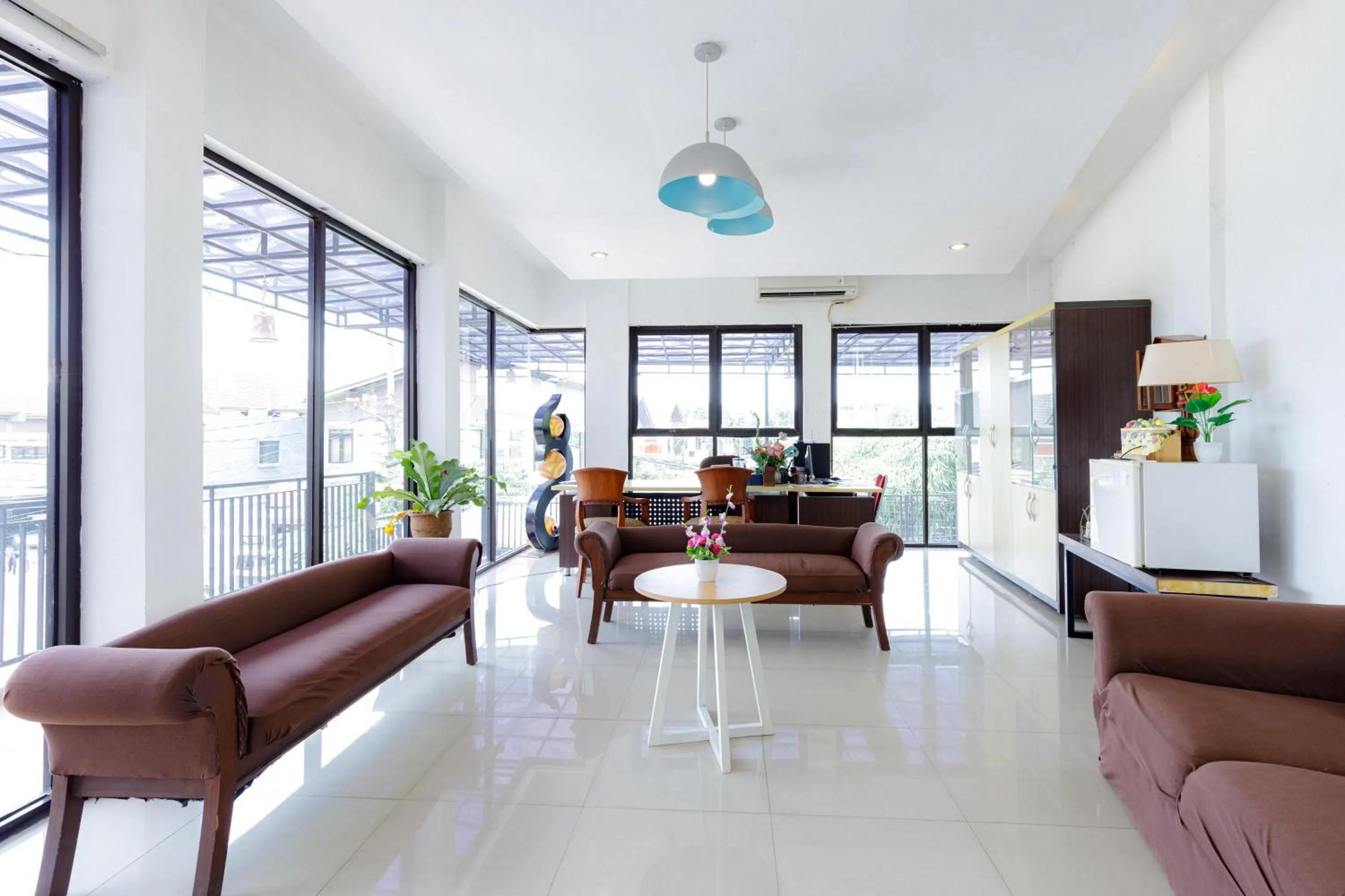 Lobby or reception in Urbanview SRB near Mall Ciputra Cibubur by RedDoorz