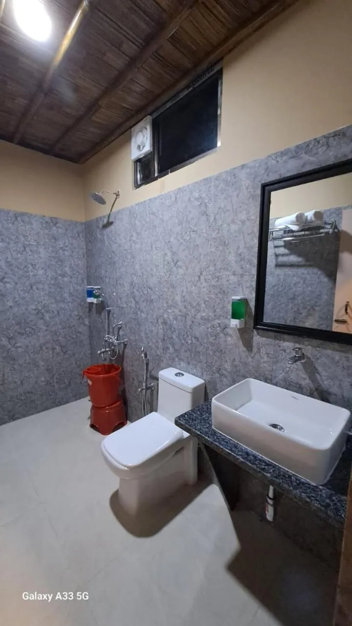 Toilet in HABITAS RHINO BY NATURE HUNT