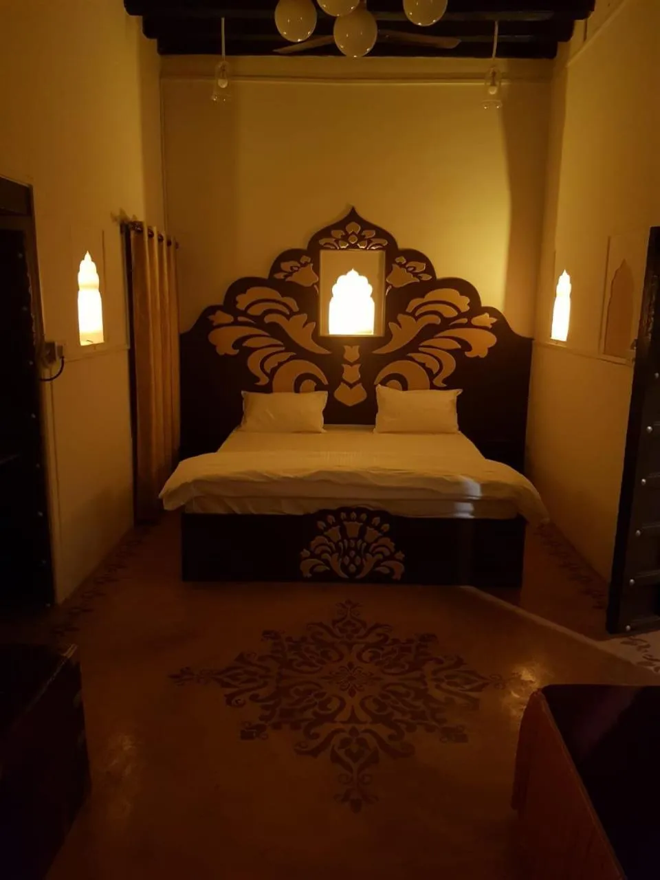 Bed in Chhoti Kothi - A Heritage Homestay by the Ganges