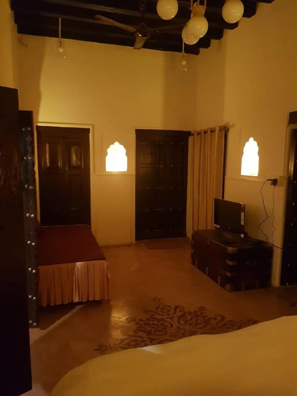 Bed in Chhoti Kothi - A Heritage Homestay by the Ganges