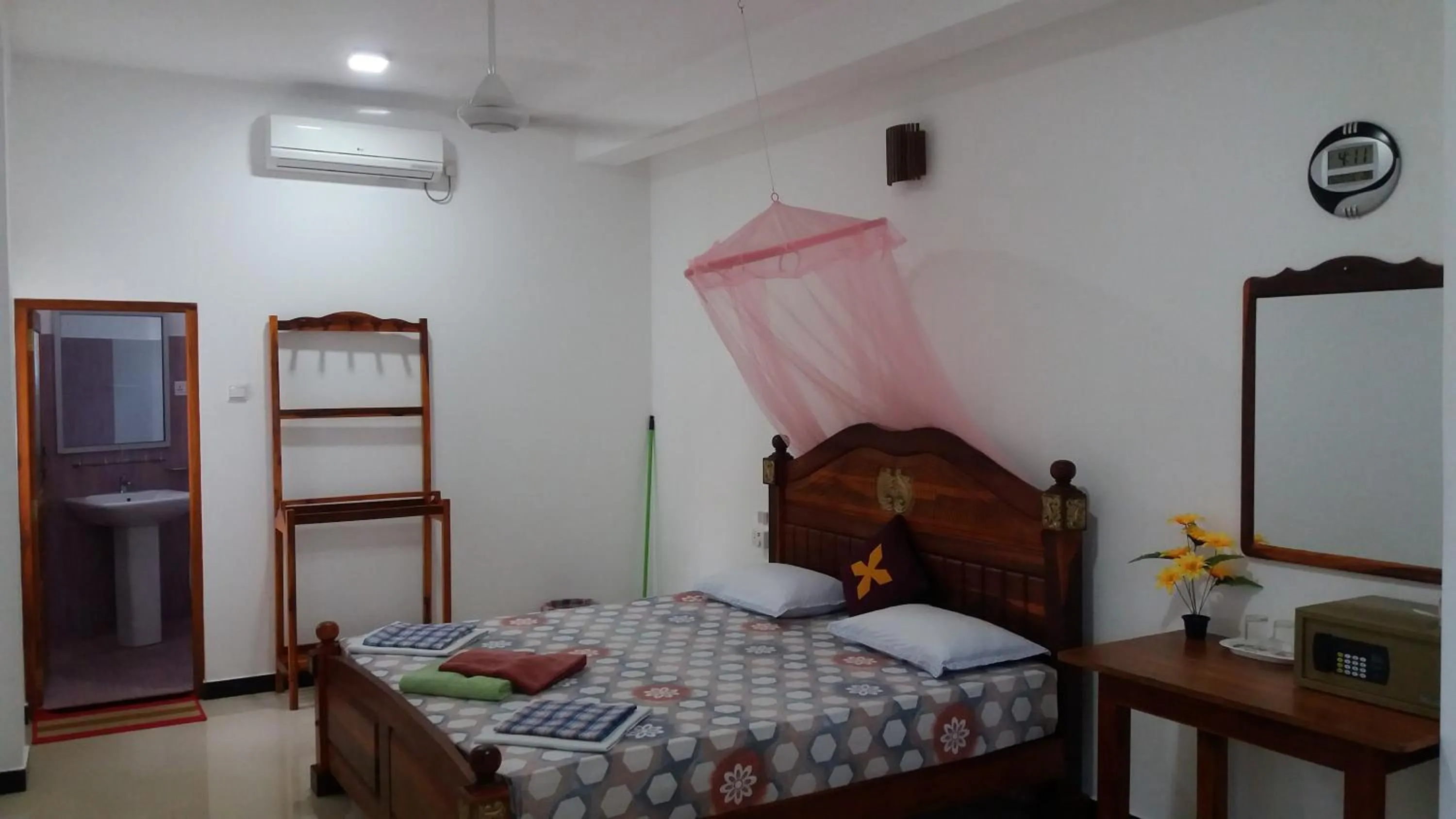 Bed in Dream Palace Family Guest House Mirissa , Beach 50m