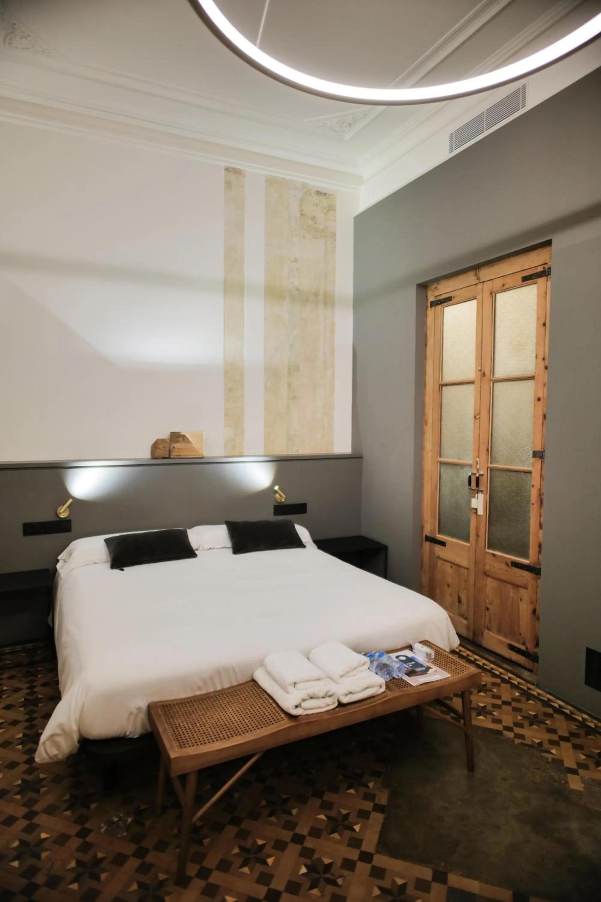 Property building, Bed in Hostal Porxos Garden