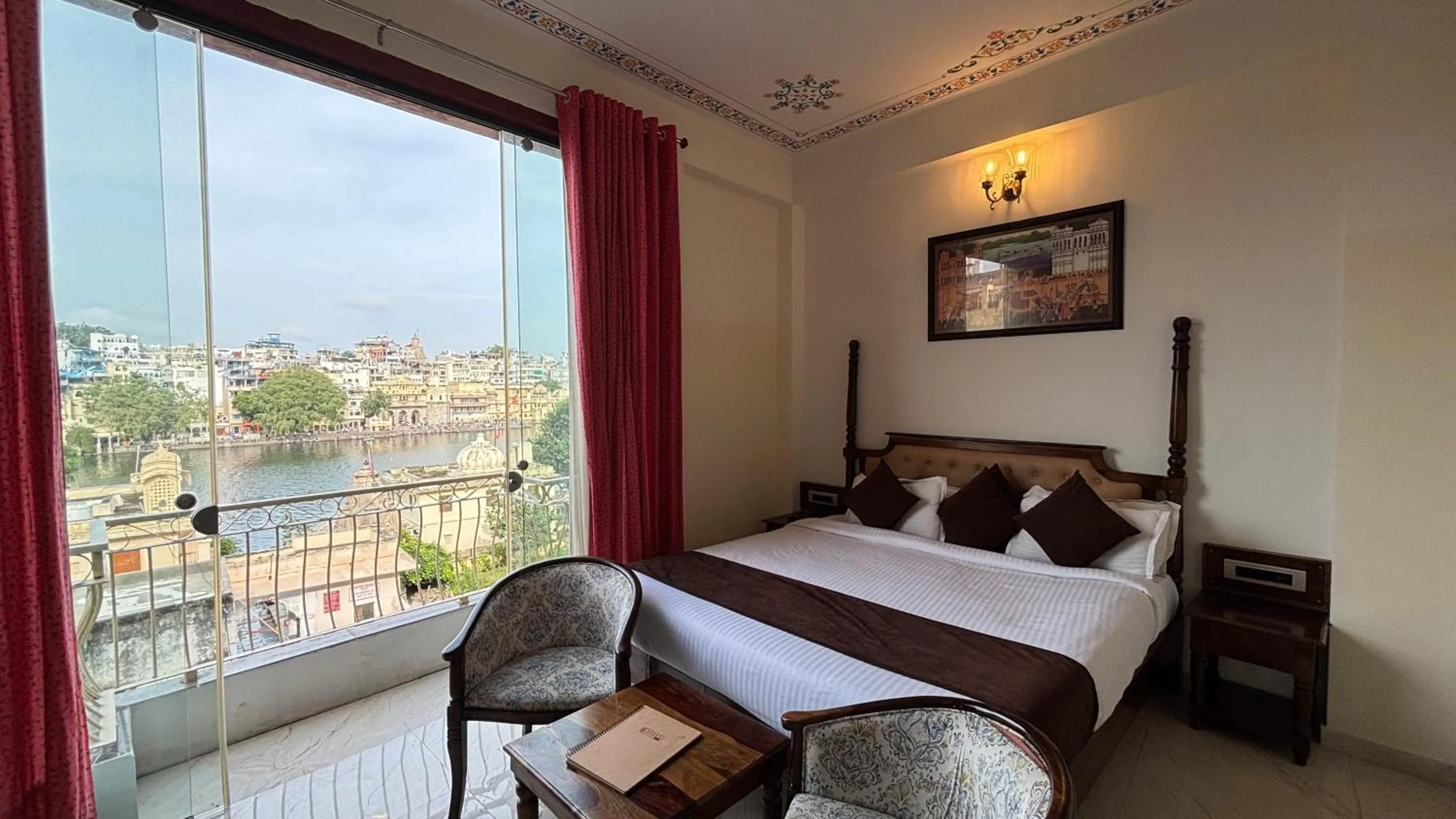 Lake view, Bed in DERA PICHOLA- A Lake Facing Boutique Hotel