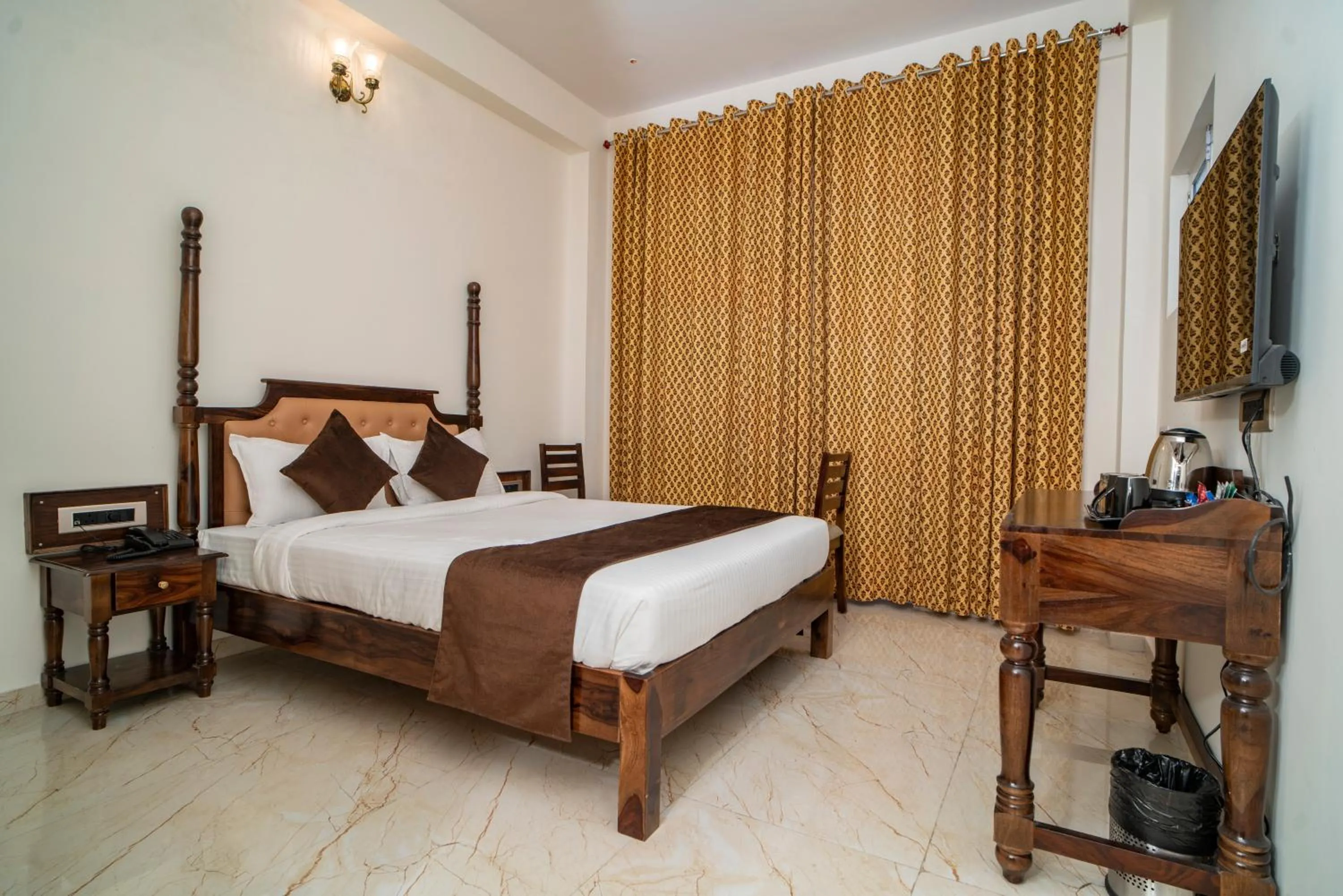 Bed in DERA PICHOLA- A Lake Facing Boutique Hotel