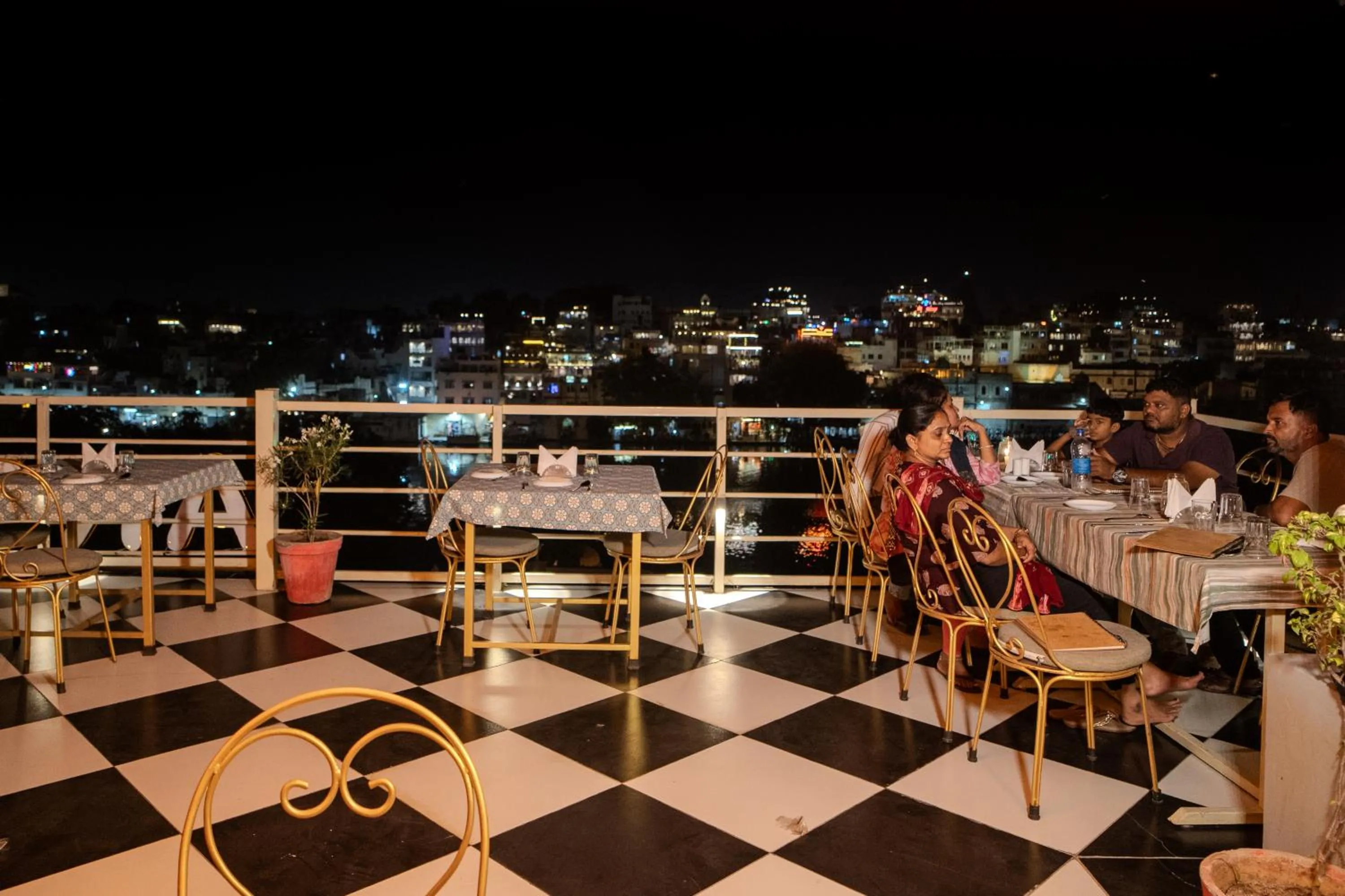 Restaurant/places to eat in DERA PICHOLA- A Lake Facing Boutique Hotel