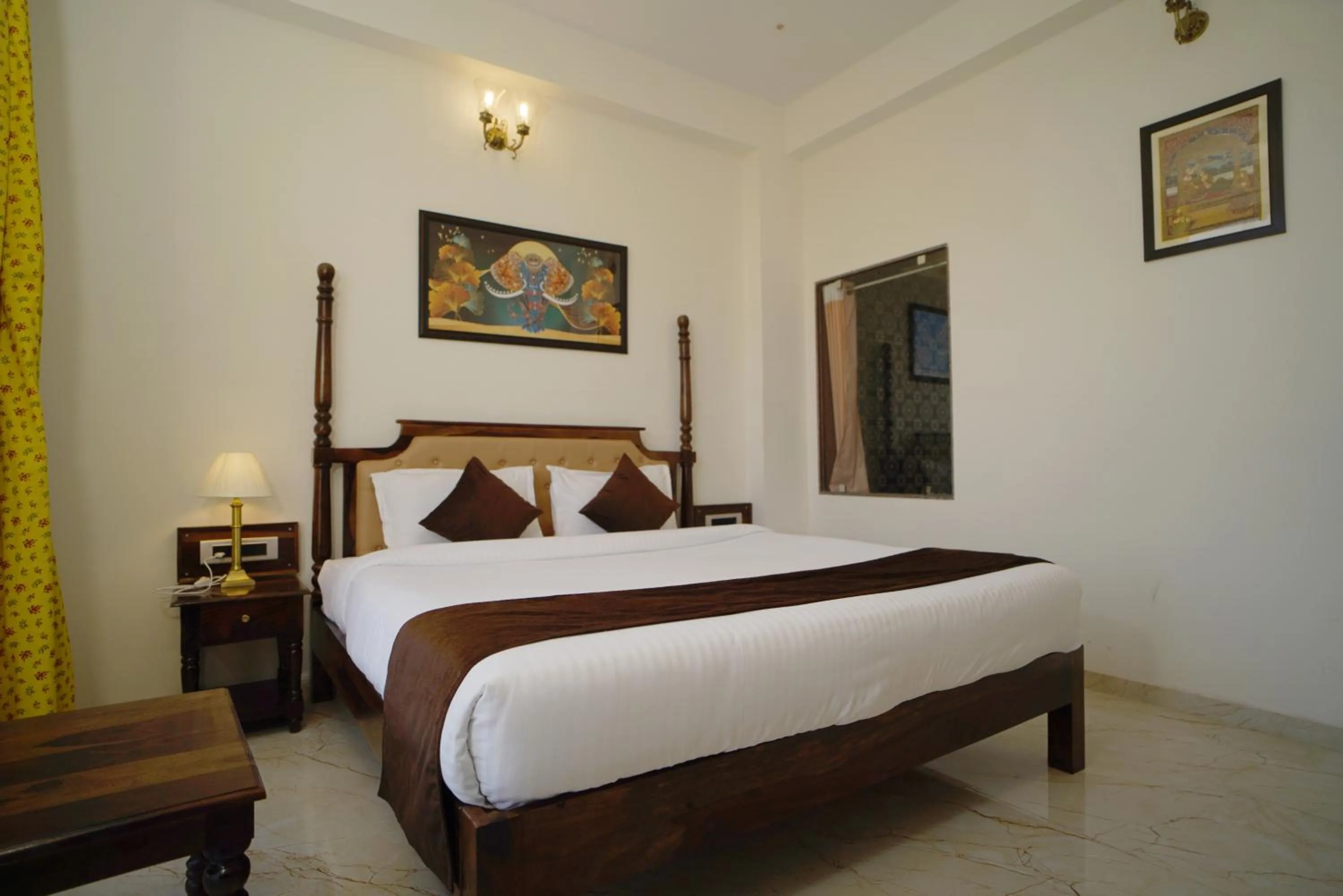 Bed in DERA PICHOLA- A Lake Facing Boutique Hotel