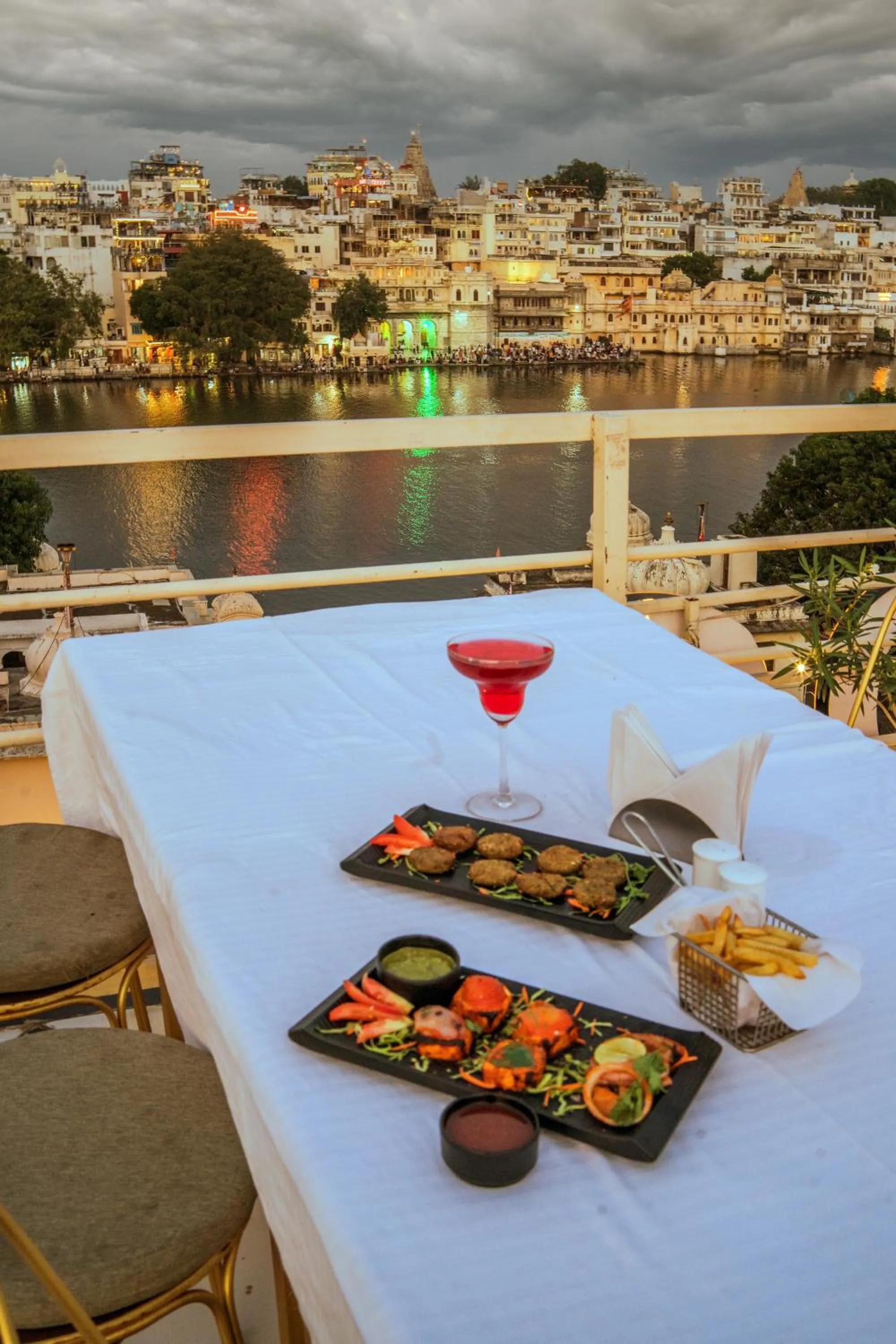 Restaurant/places to eat in DERA PICHOLA- A Lake Facing Boutique Hotel