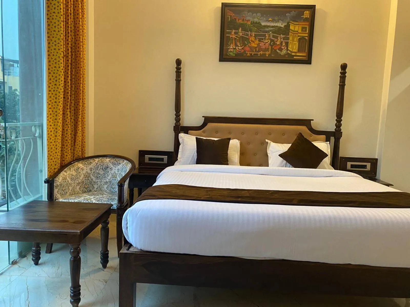 Bed in DERA PICHOLA- A Lake Facing Boutique Hotel