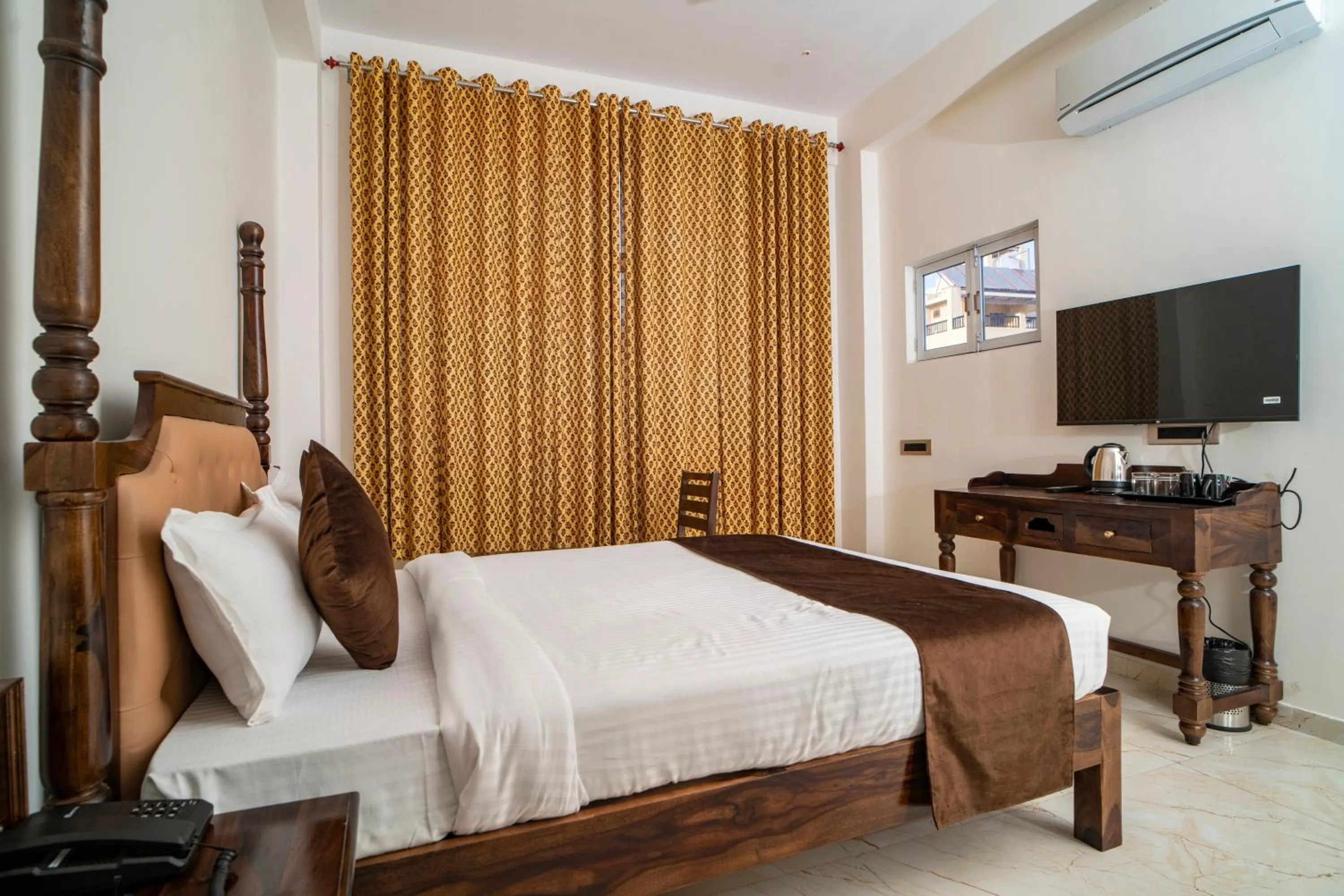 Bed in DERA PICHOLA- A Lake Facing Boutique Hotel