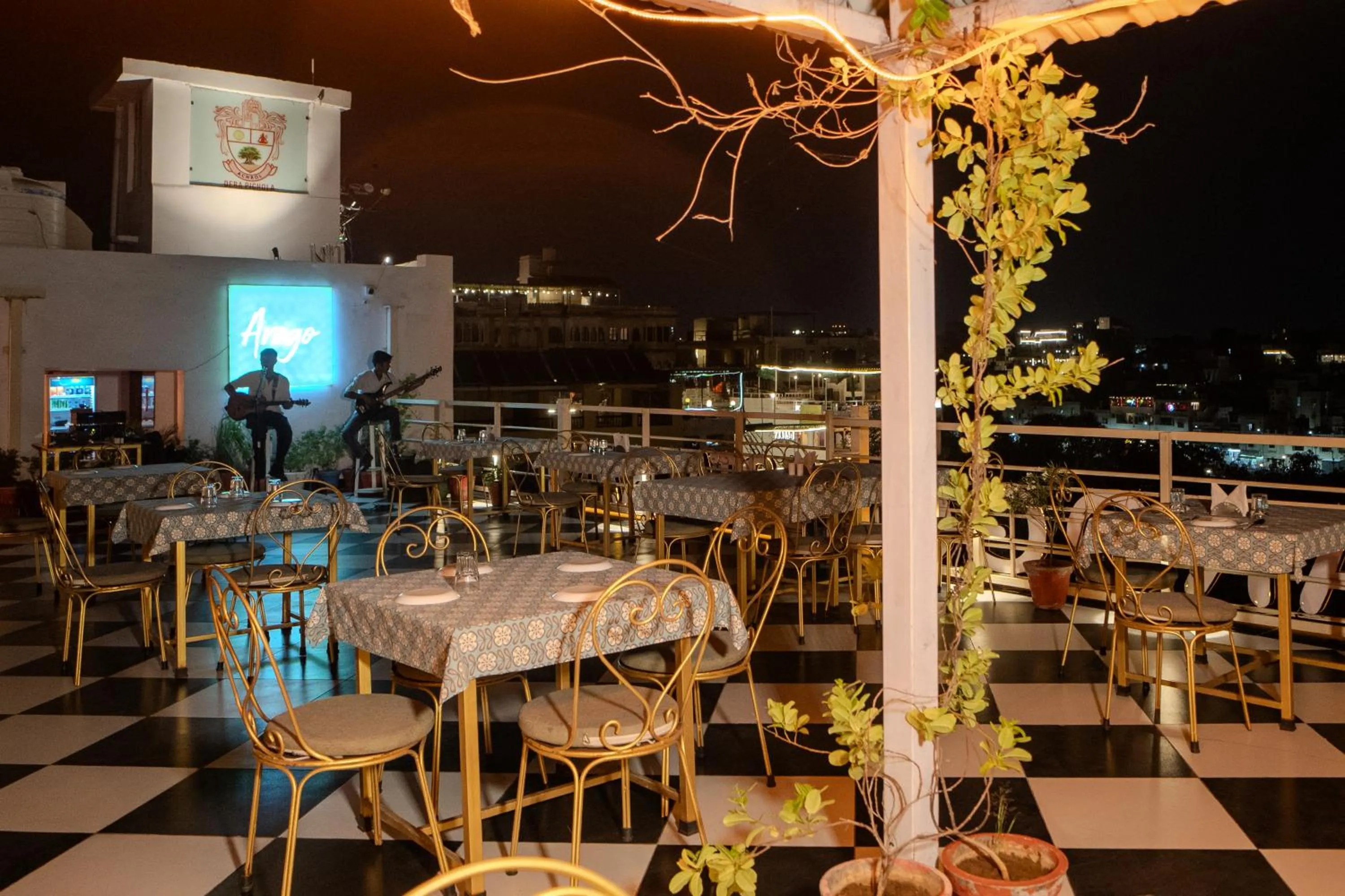 Restaurant/places to eat in DERA PICHOLA- A Lake Facing Boutique Hotel
