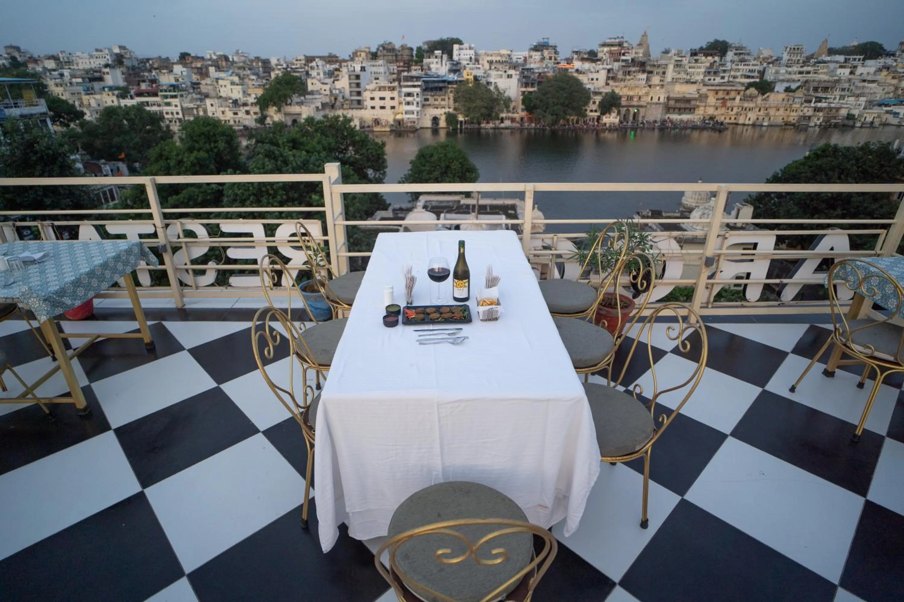 Restaurant/places to eat in DERA PICHOLA- A Lake Facing Boutique Hotel