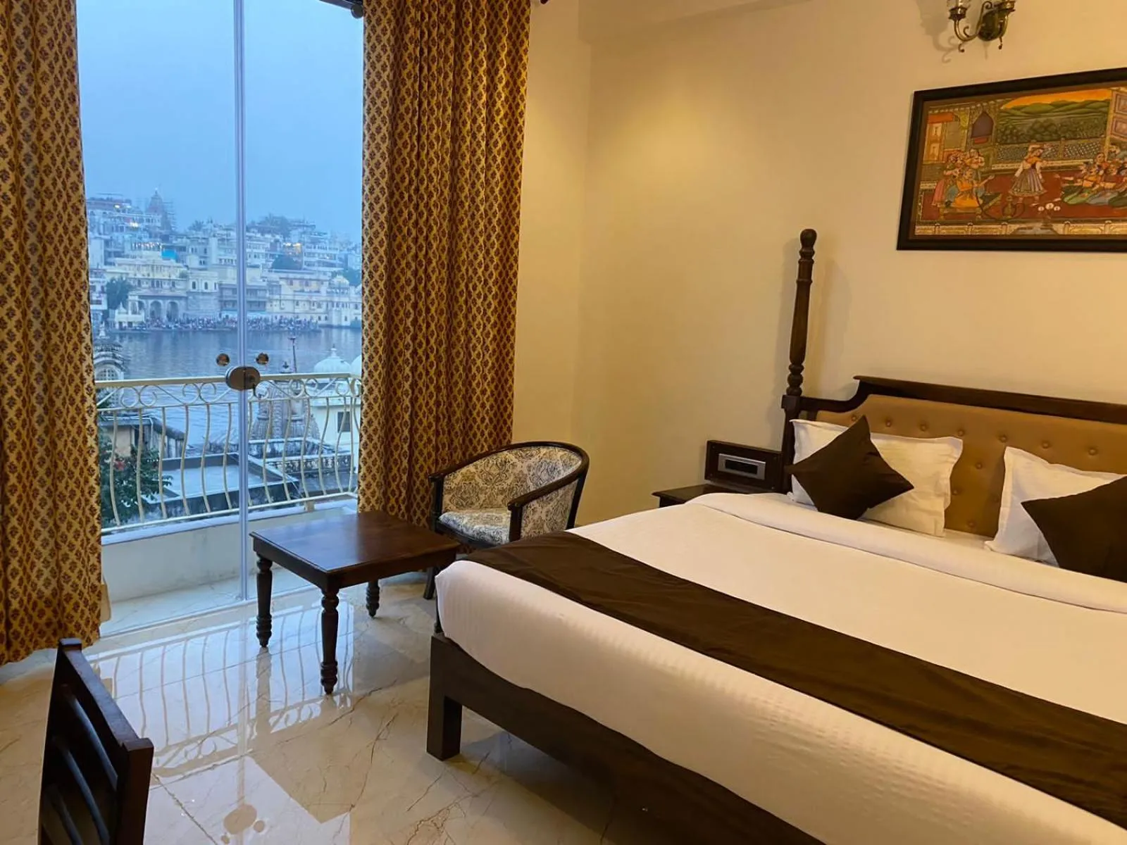 Bed in DERA PICHOLA- A Lake Facing Boutique Hotel